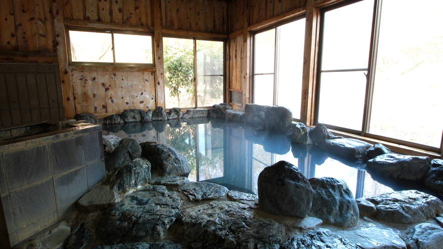 ＃岩風呂　風情ある岩風呂で思う存分温泉をお楽しみください。