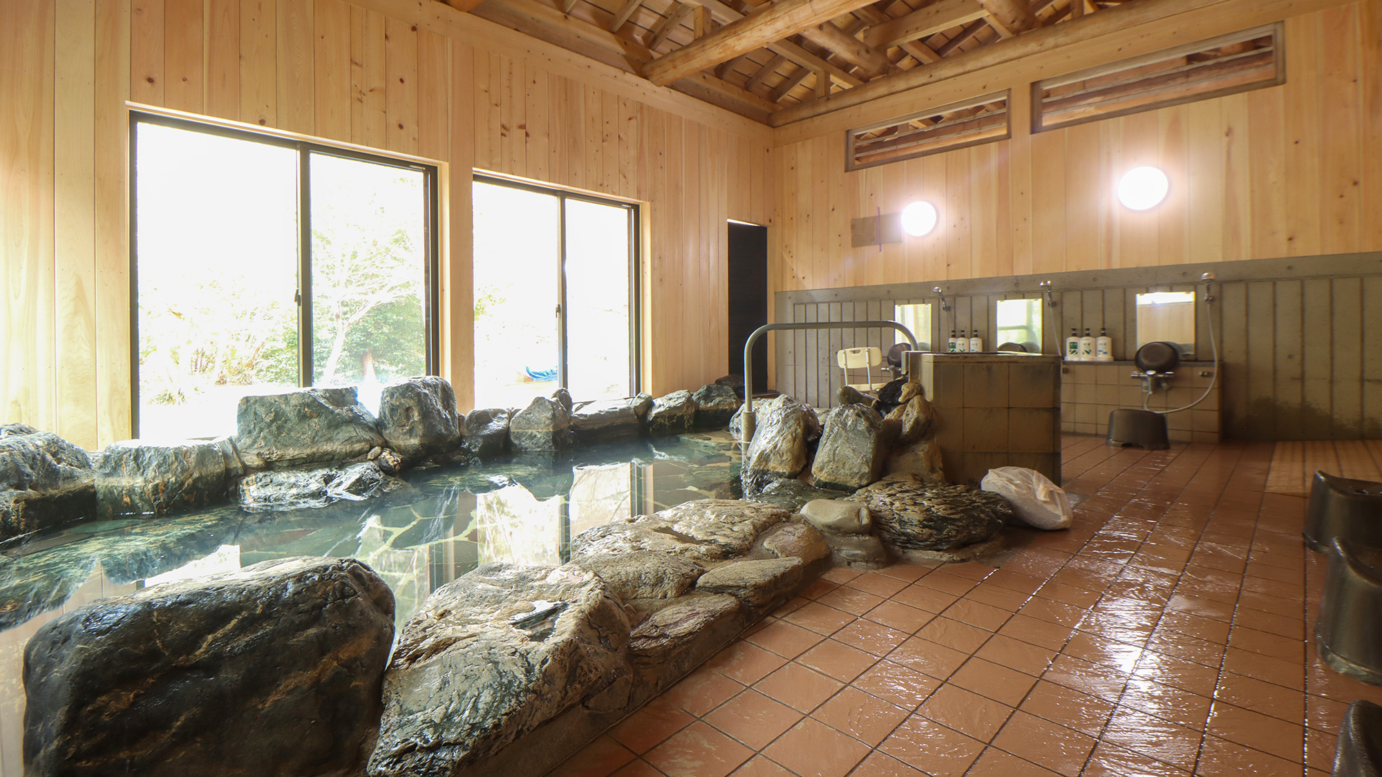 #岩風呂　風情ある岩風呂で思う存分温泉をお楽しみください。