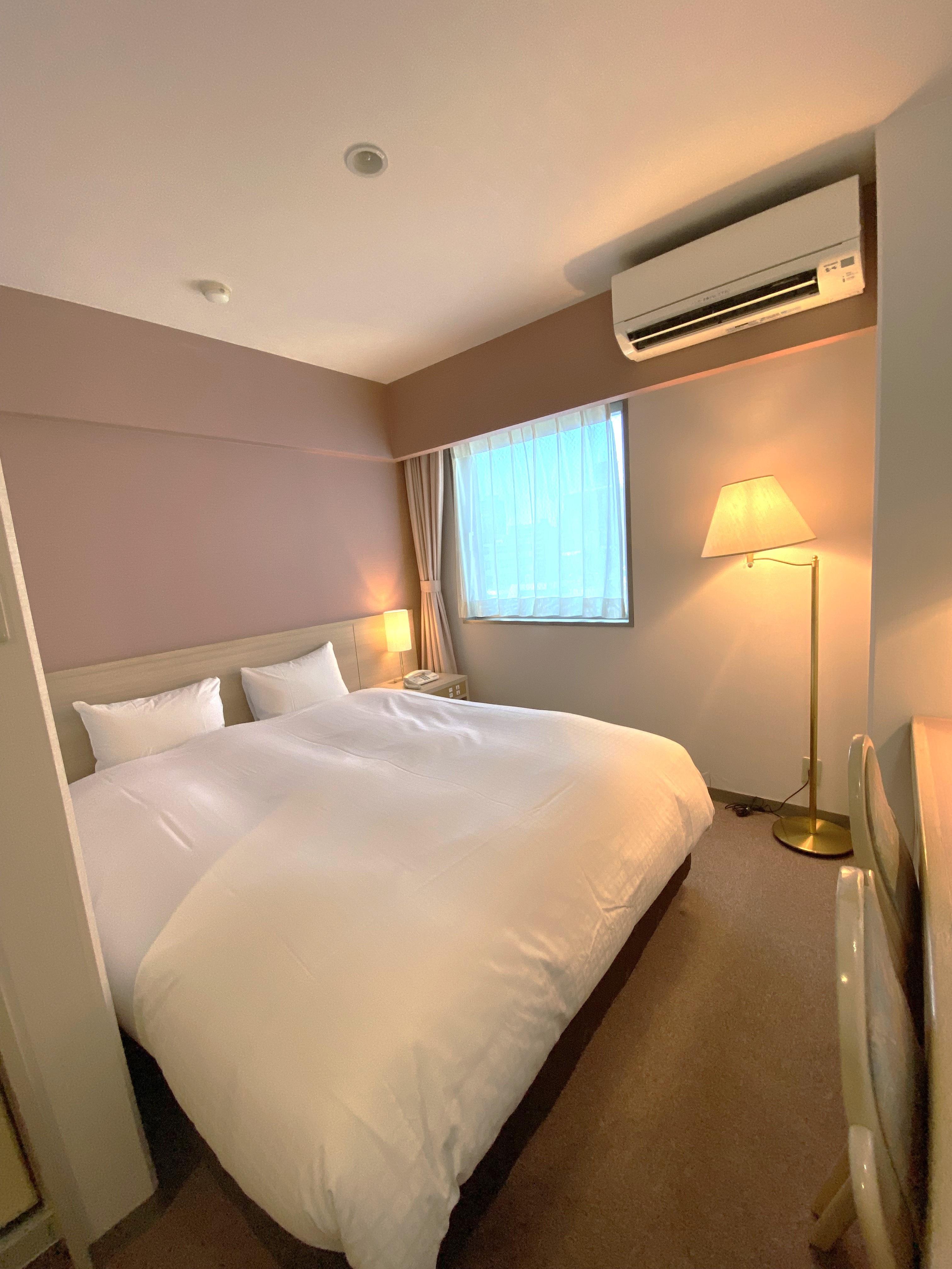 ダブルルームです。全室羽毛布団（デュベ）です。