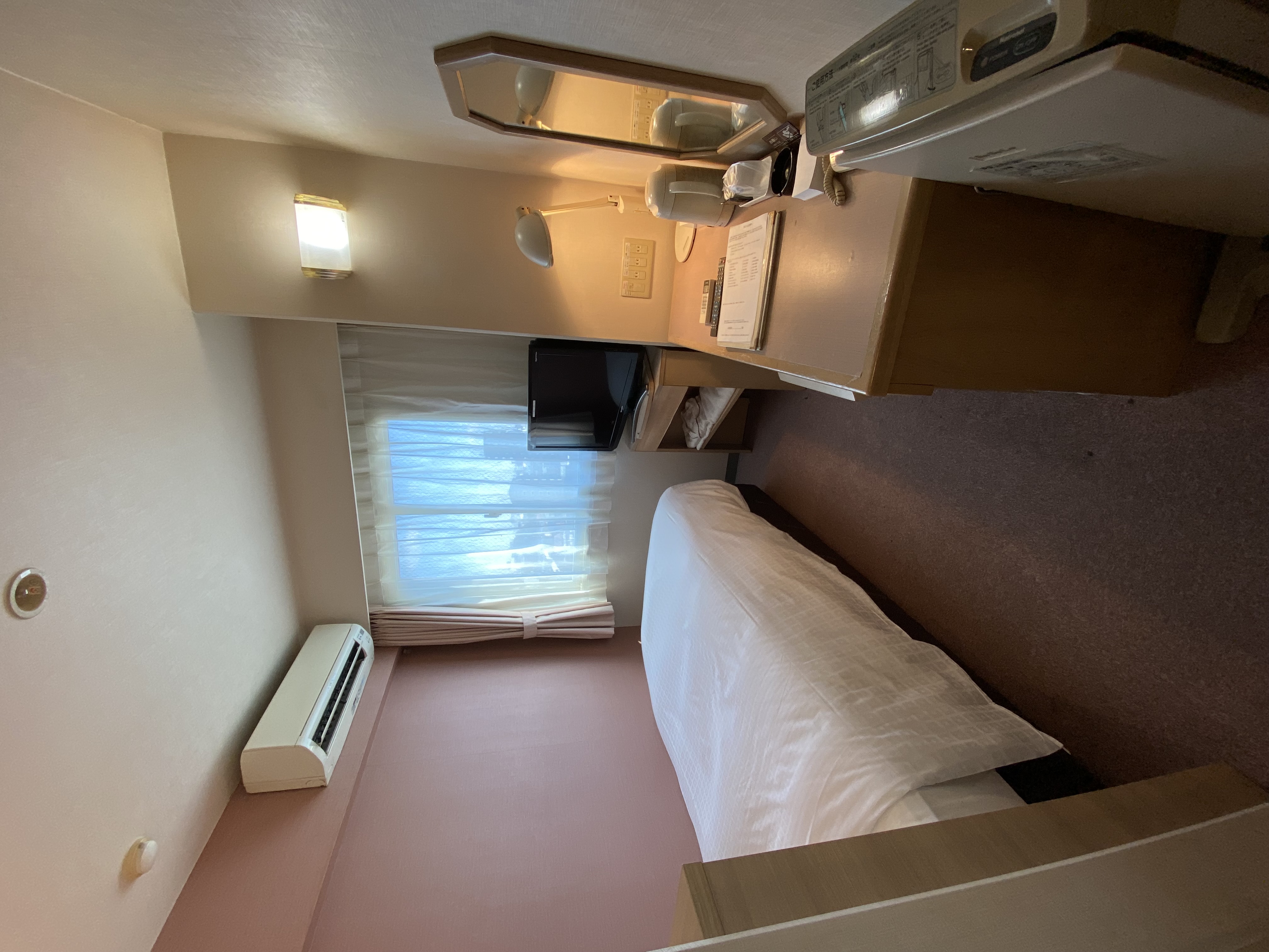 シングルルームです。全室羽毛布団（デュベ）です。