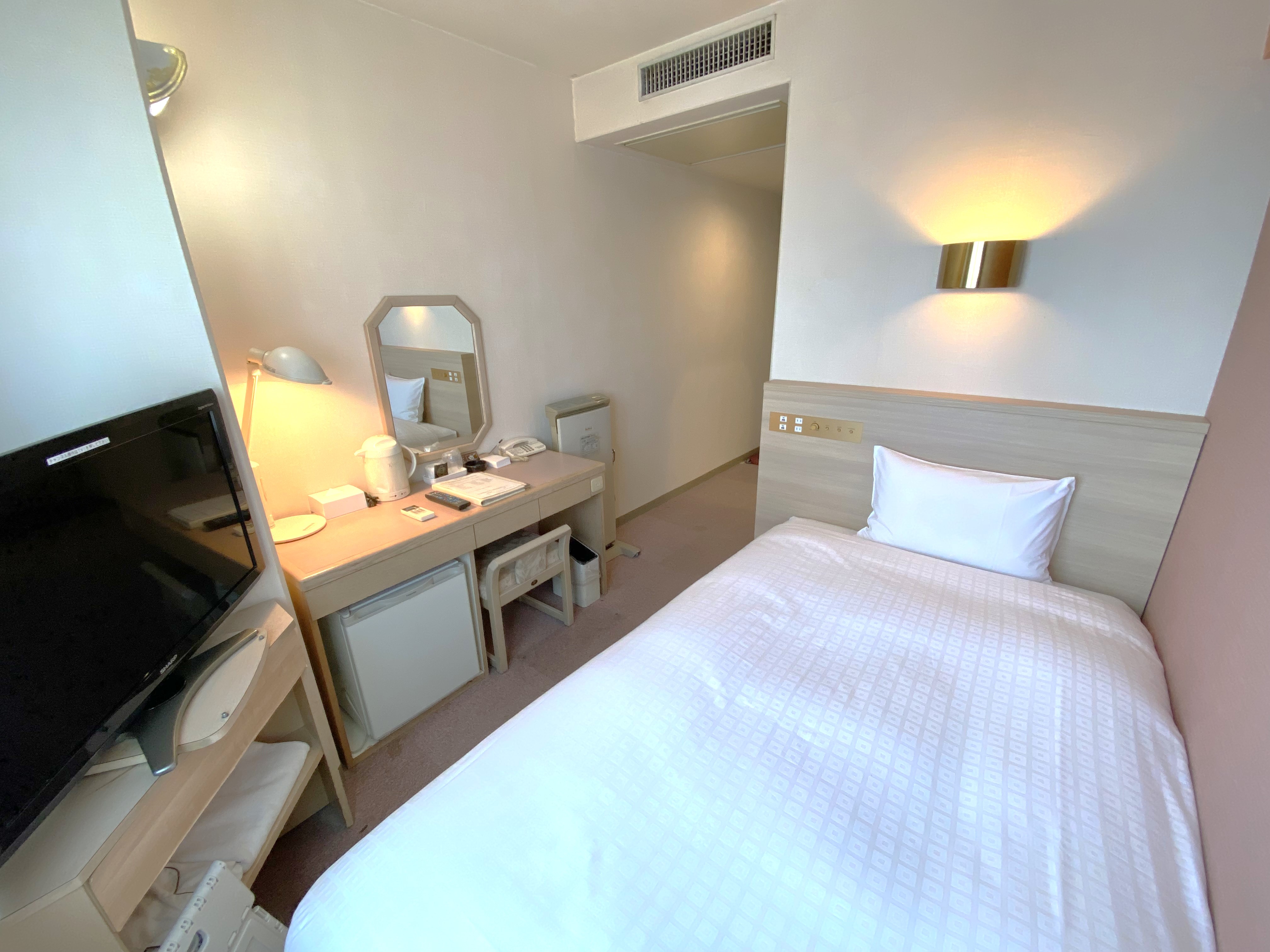 シングルルームです。全室羽毛布団（デュベ）です。