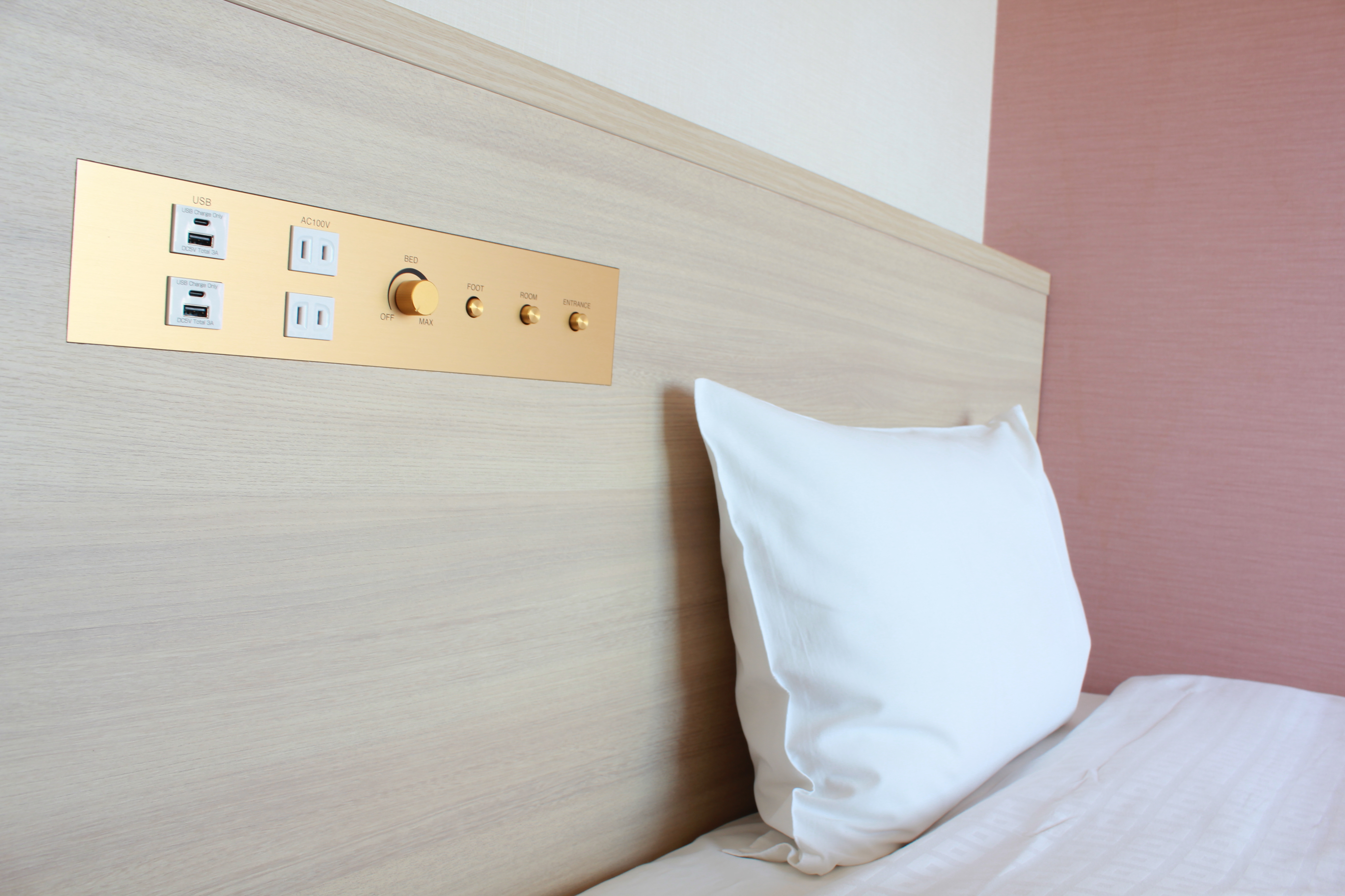 シングルルームのコントロールパネルです。USBType-C・USB・コンセント各2口装備しております