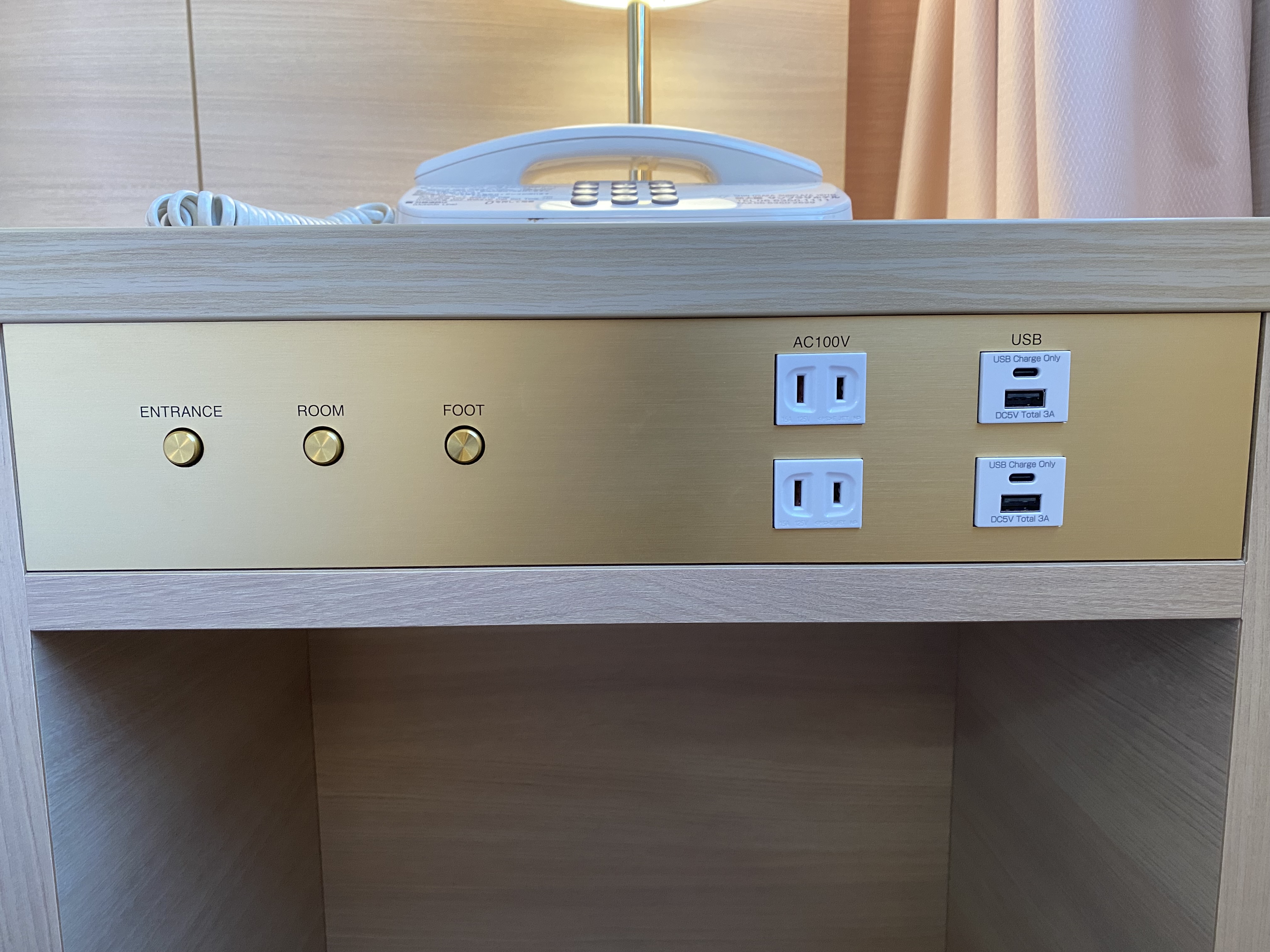 ダブルルームのコントロールパネルです。USBType-C・USB・コンセント各2口装備しております。