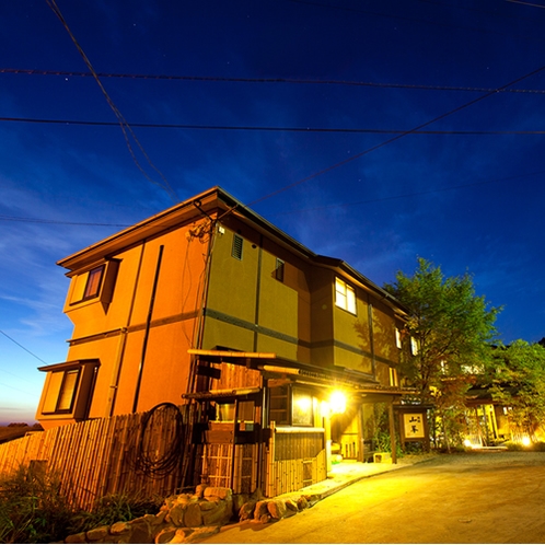 夜の山翠外観