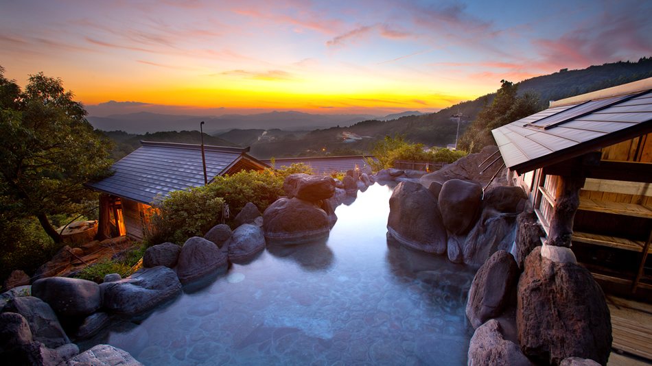 旅館山翠には合計十八の温泉をご用意しております。 本館から通路を進むと本館内湯、少し先に7つの家族湯をご用意しております。 また、本館横の坂を進むと休憩所があり、 その先には多数の温泉をご用意しております。 たくさんの温泉をたっぷりと時間をかけて、ぜひご堪能くださいませ。