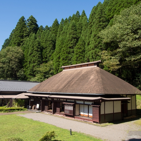 坂本善三美術館：当館よりお車で約20分。古民家を移築した珍しい美術館。ゆっくりと作品を鑑賞できます。