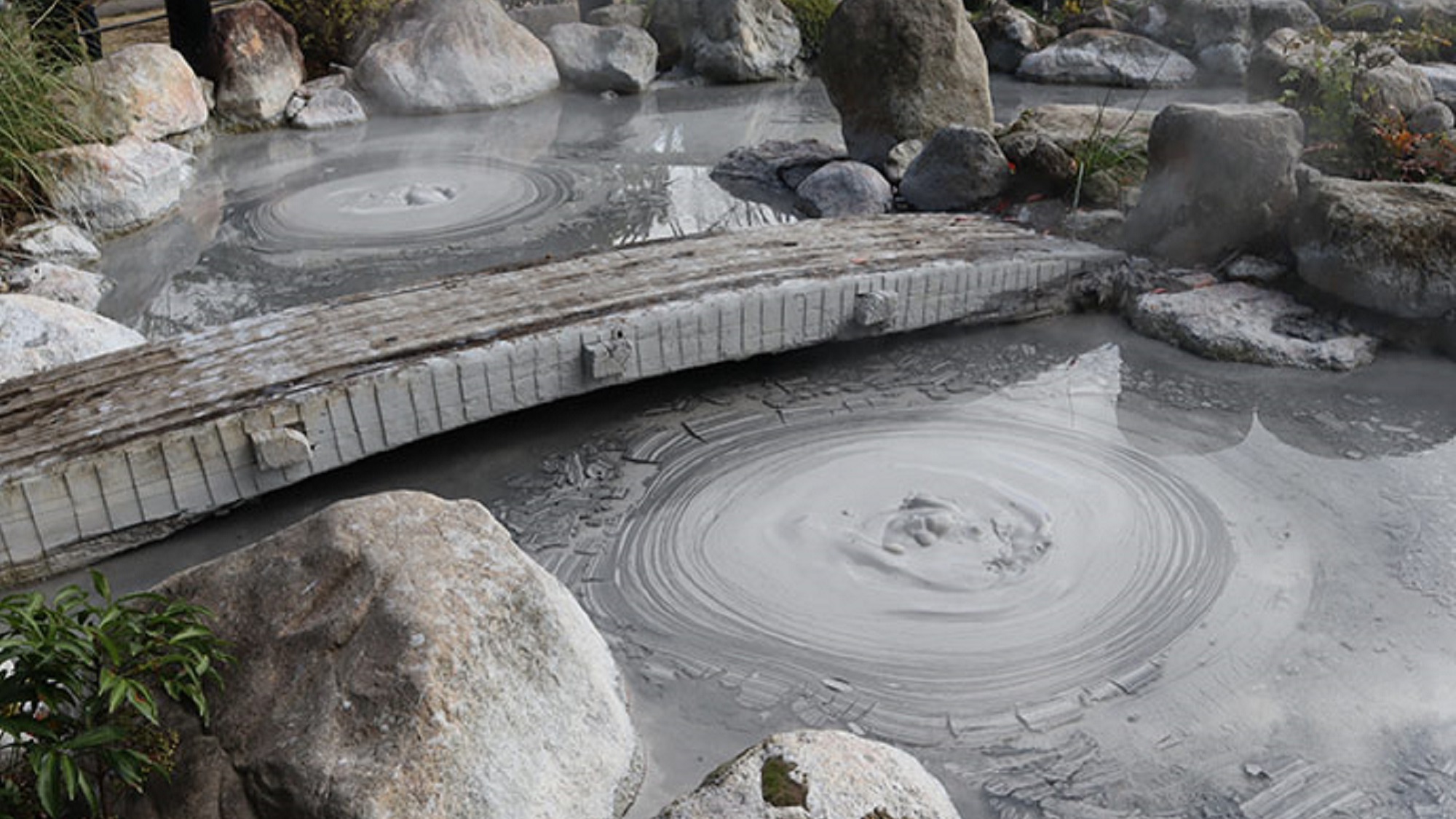 【地獄巡り：鬼石坊主地獄】灰色の熱泥が沸騰する様子が坊主頭に似ていることから由来(一例)