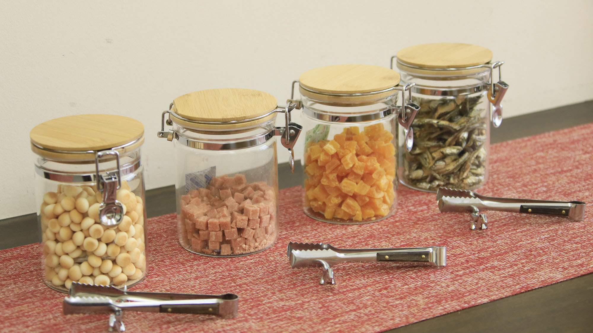 【ワンちゃん用フリーおやつ】内容は季節によって様々！ ご宿泊の際にはぜひご利用ください！（一例）