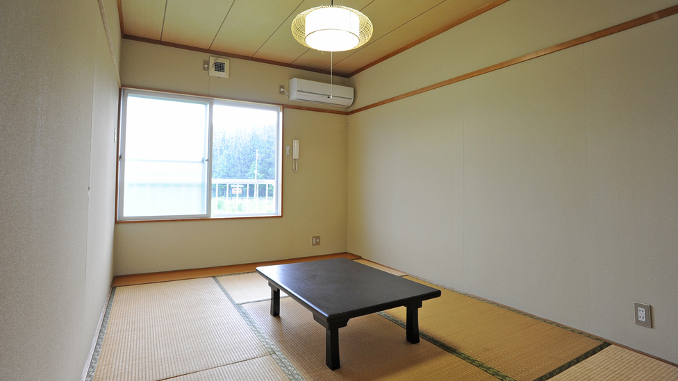 *【和室（一例）】6畳のシンプルなお部屋。窓の外には田園風景が広がります。