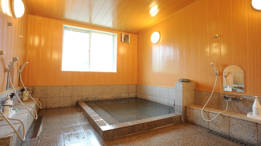 *【大浴場】六日町温泉の源泉かけ流し！待つことなく入れるよう、シャワーは8台設置しております。