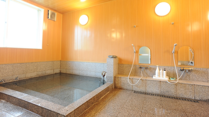 *【大浴場】お風呂は贅沢に源泉かけ流し！六日町温泉で１日の旅の疲れを流してください。