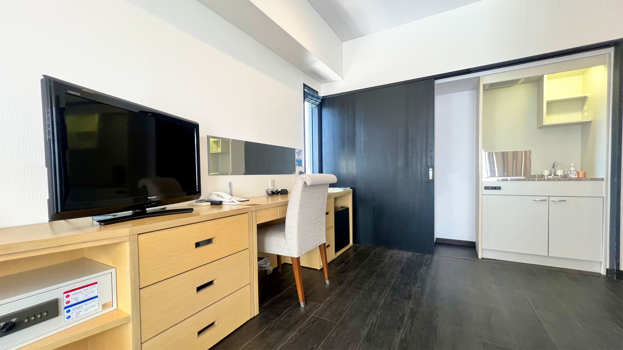 【禁煙スイートルーム】キッチン・デスクコーナー