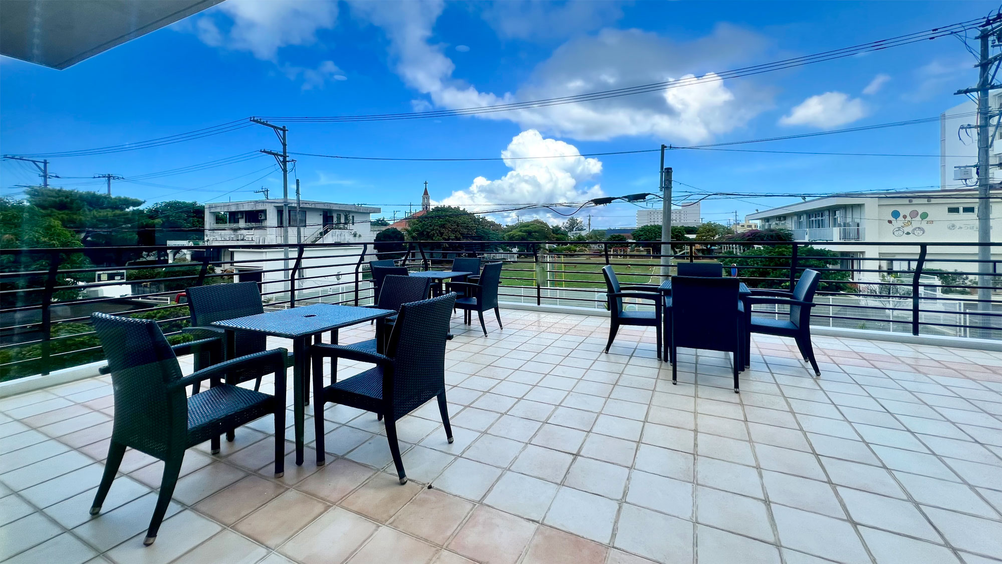 【朝食会場】テラス側（天候次第で利用可）