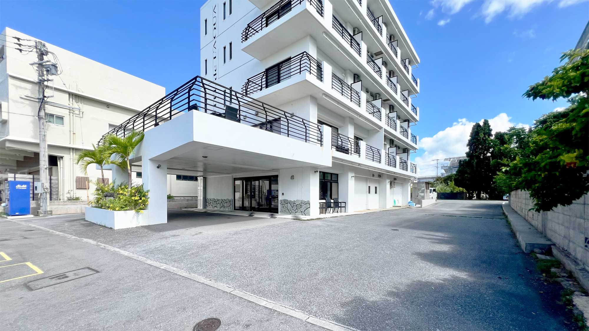 【駐車場】建物右側よりお進みください