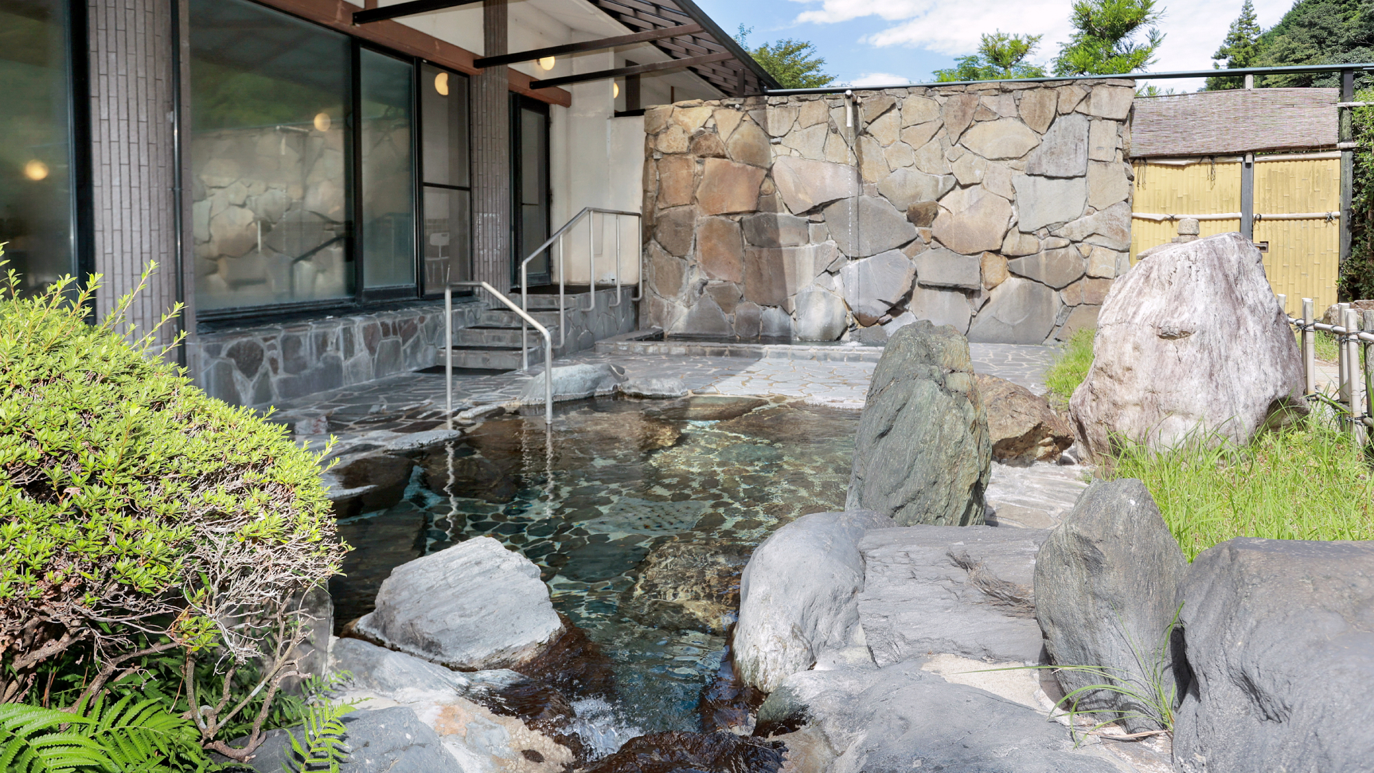 露天風呂｜自然に囲まれた趣きある温泉。