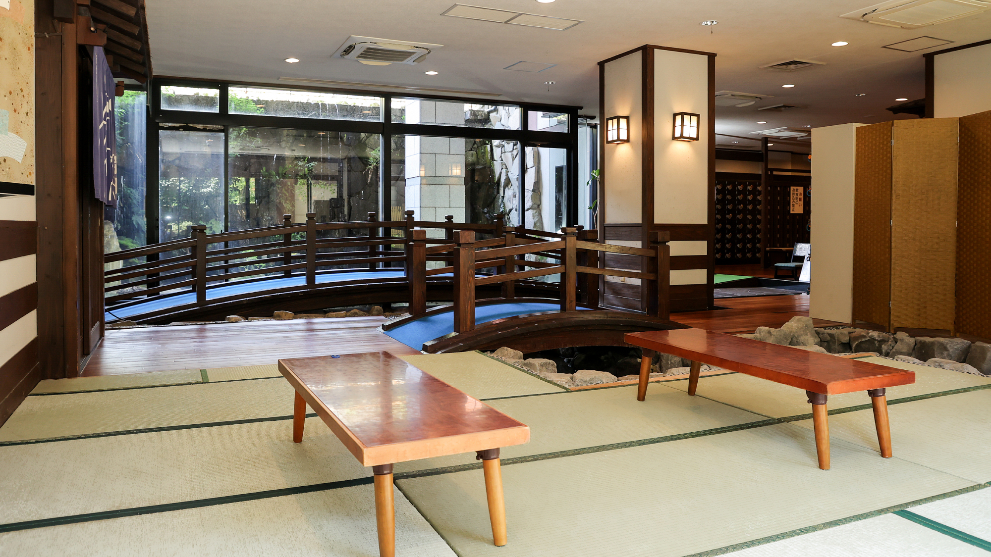 館内｜大浴場入口にある畳の湯あがり処。