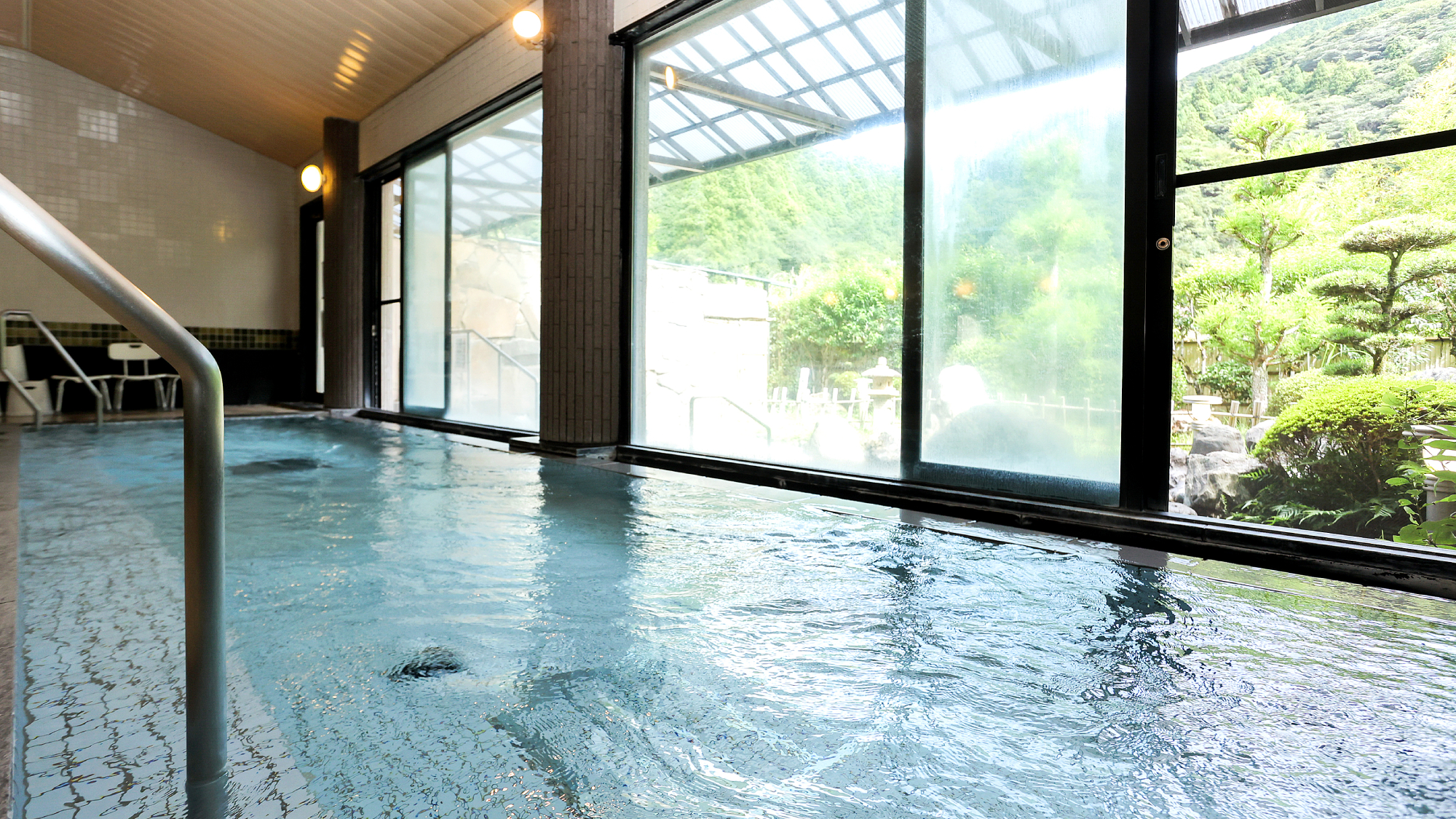 大浴場｜窓から外の風景を楽しむ、広々とした内湯風呂。
