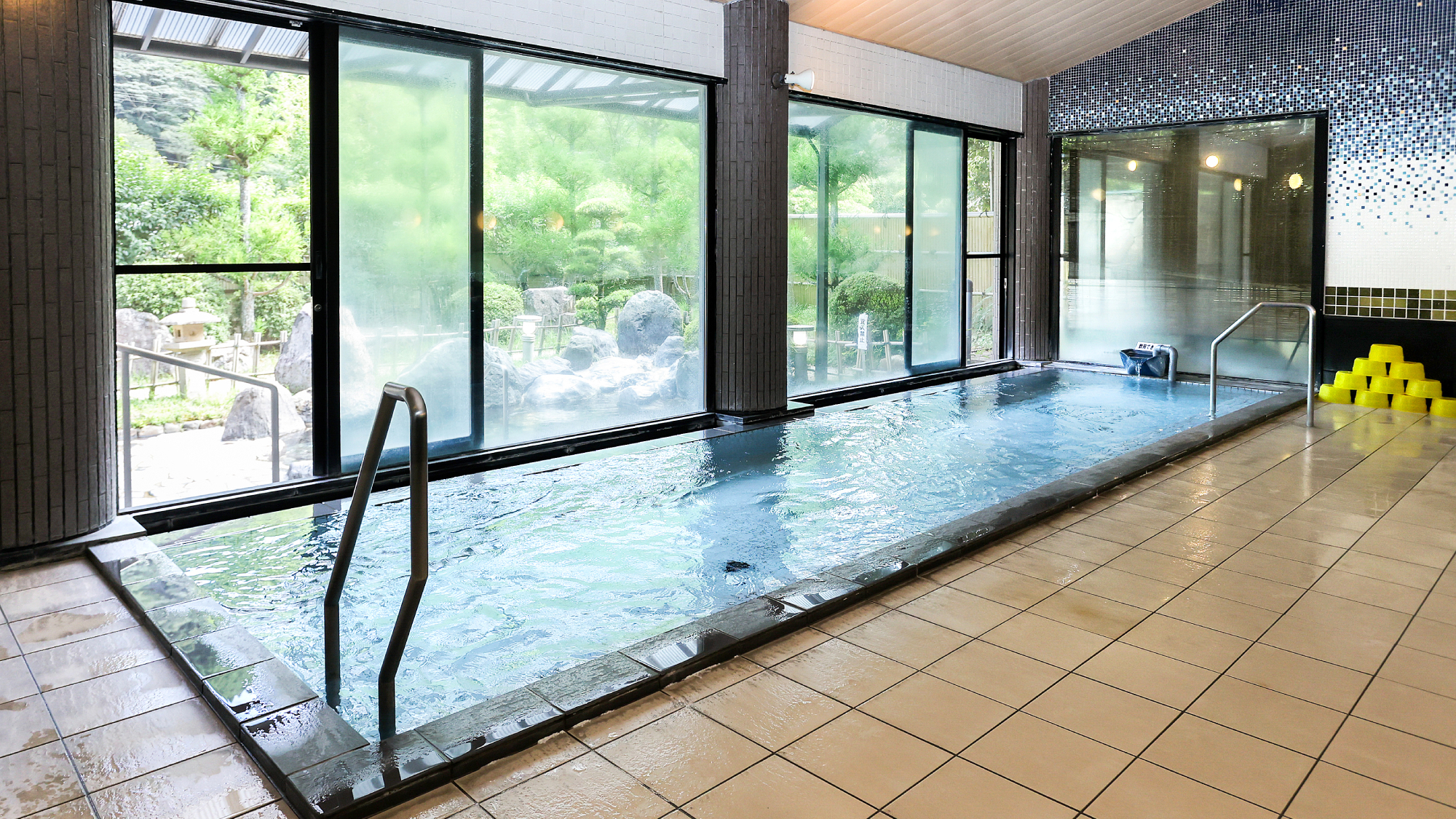 大浴場｜窓から外の風景を楽しむ、広々とした内湯風呂。