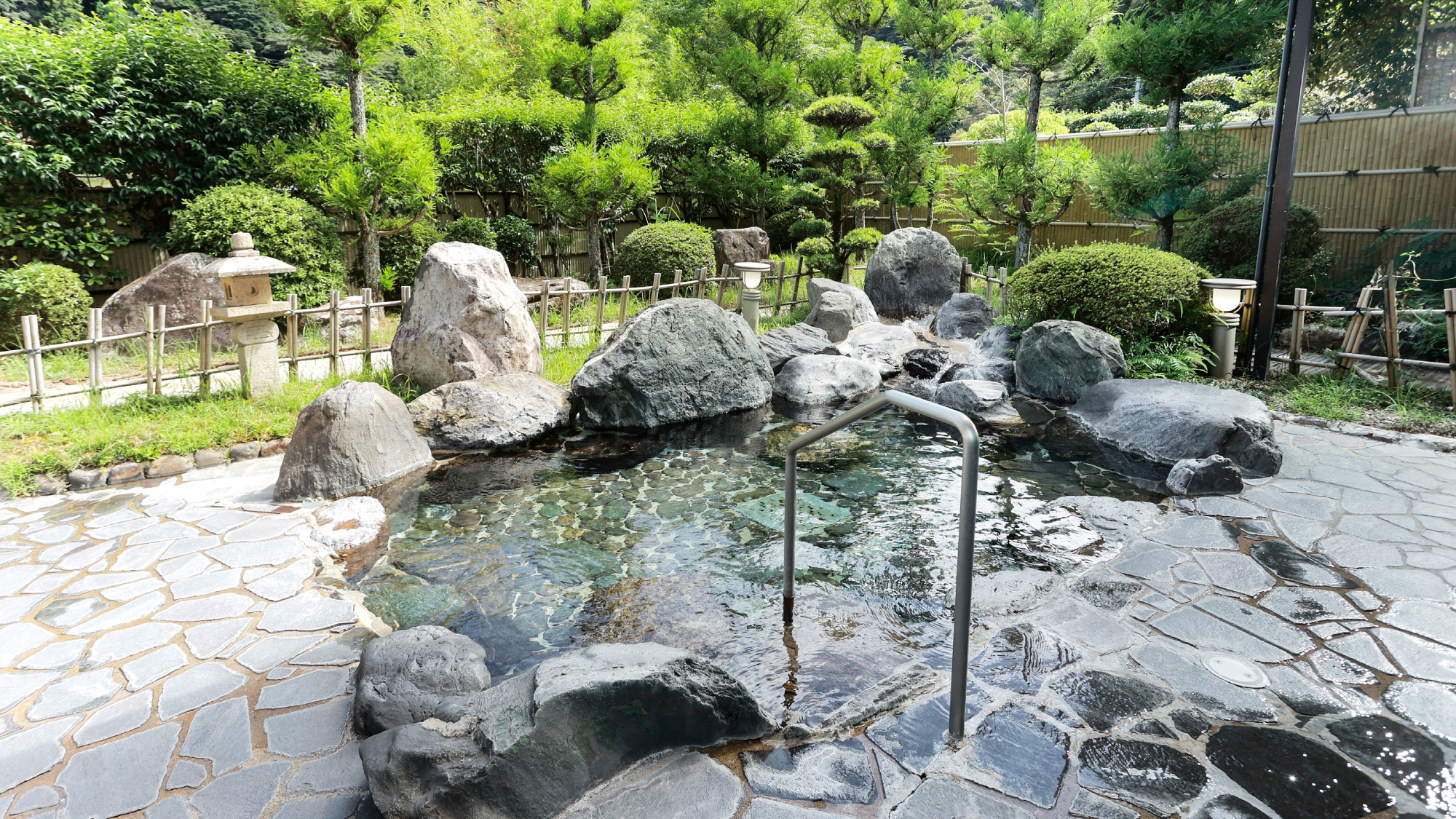 露天風呂｜四季折々の風景を楽しむ、開放的な露天風呂。