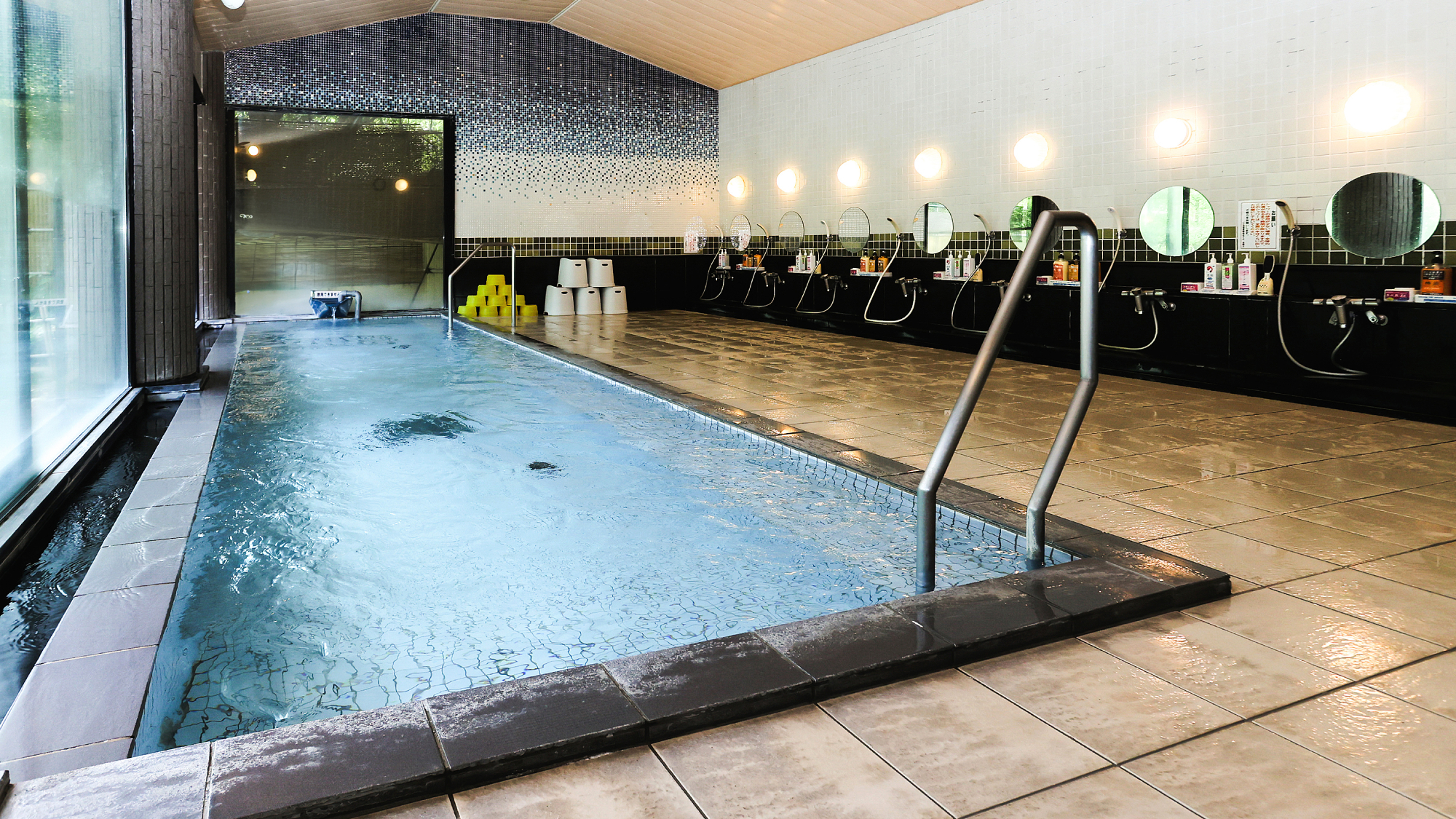 大浴場｜窓から外の風景を楽しむ、広々とした内湯風呂。