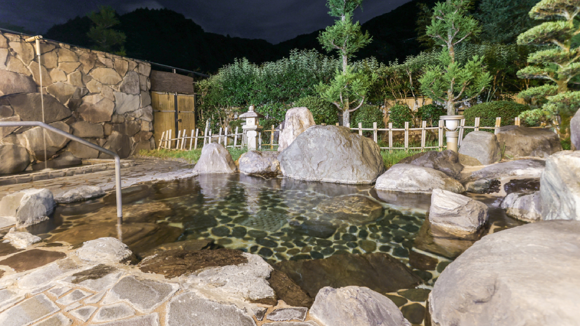 露天風呂｜山々に囲まれた開放的な露天風呂。