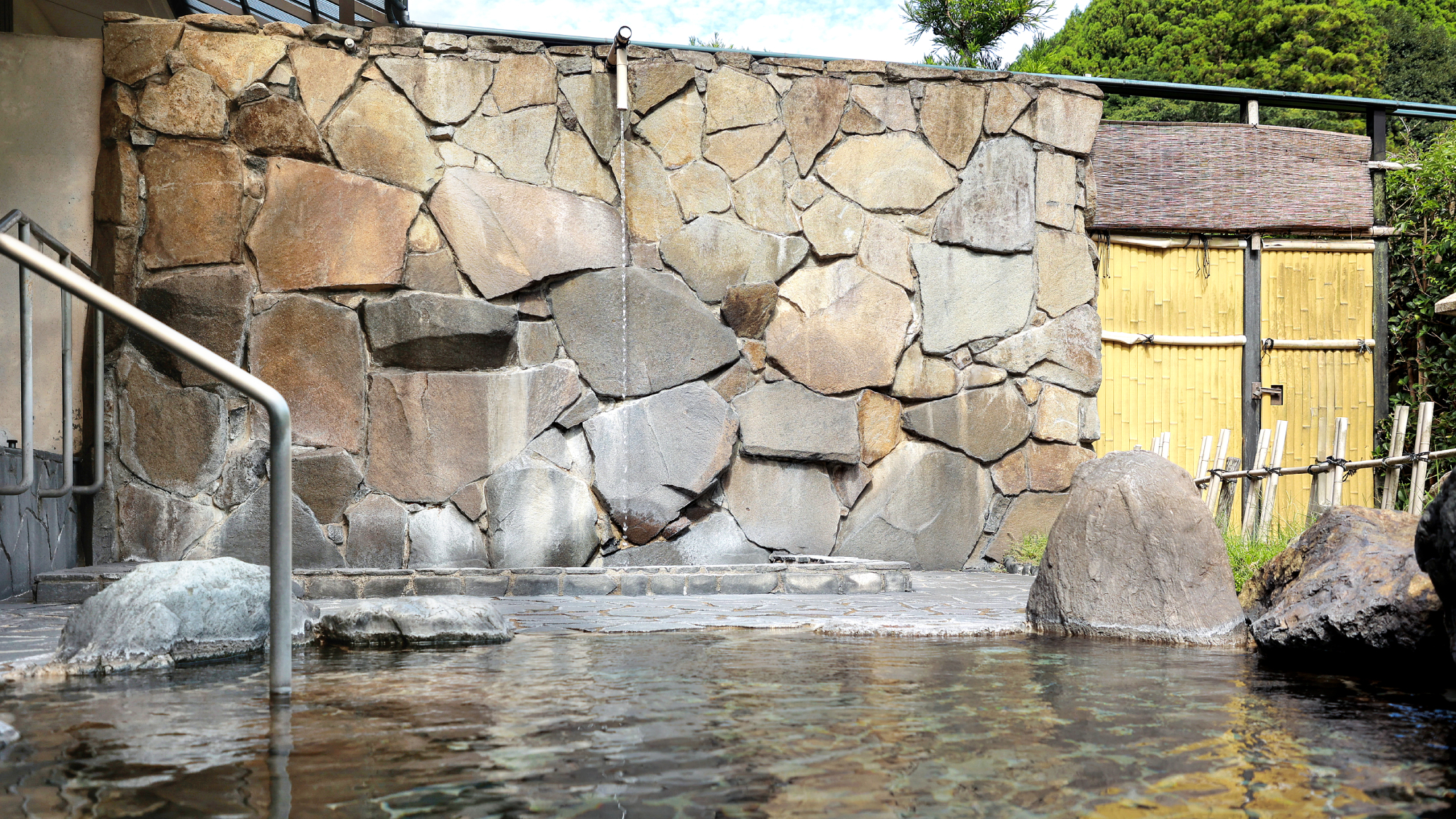 露天風呂｜四季折々の風景を楽しむ、開放的な露天風呂。