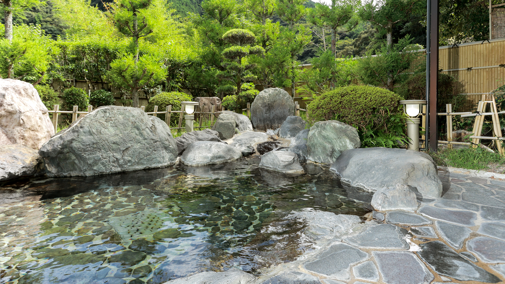 露天風呂｜山々に囲まれた開放的な露天風呂。