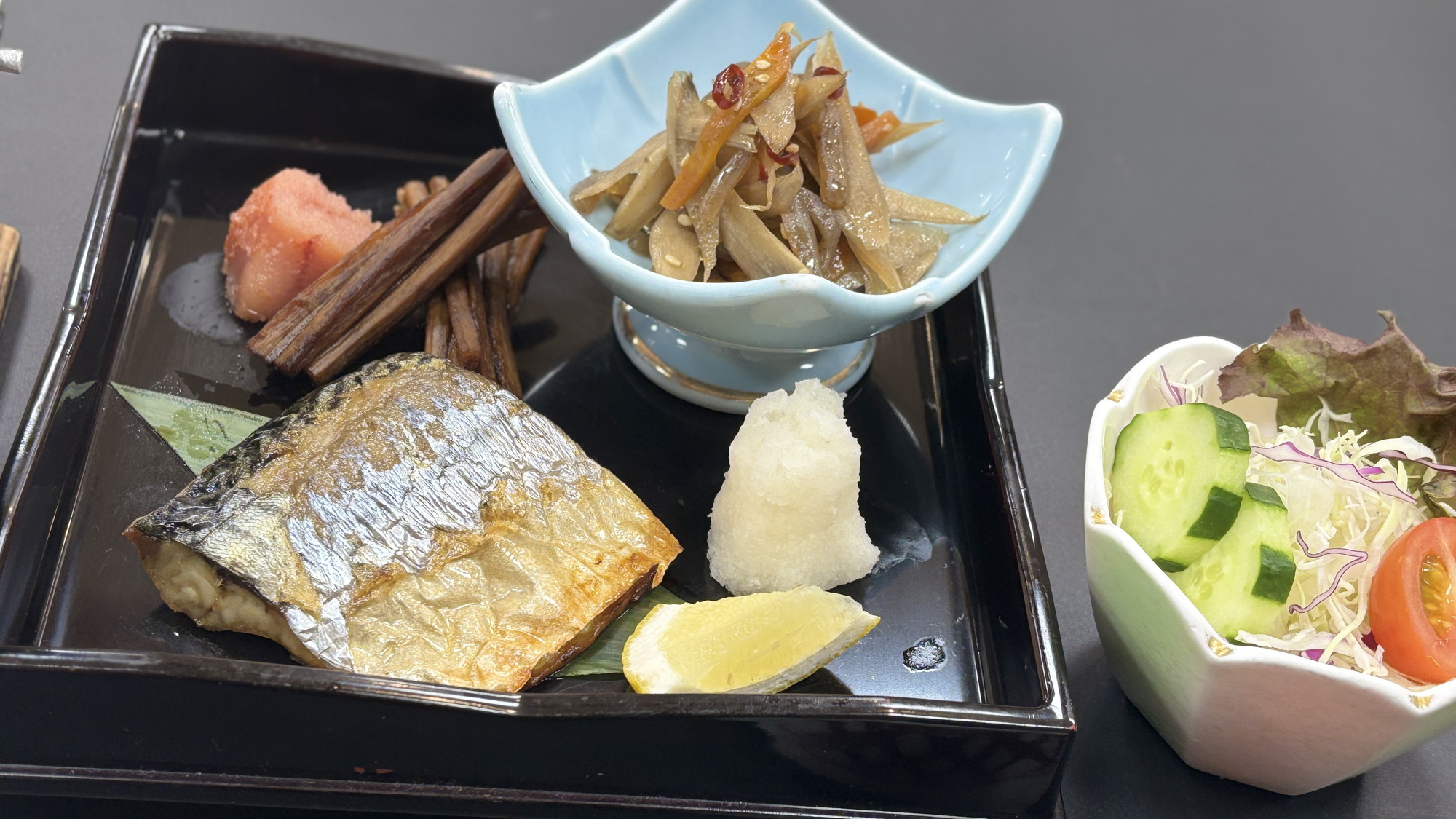 朝食｜香ばしく焼き上げた魚や、小鉢、サラダも彩り豊かに。