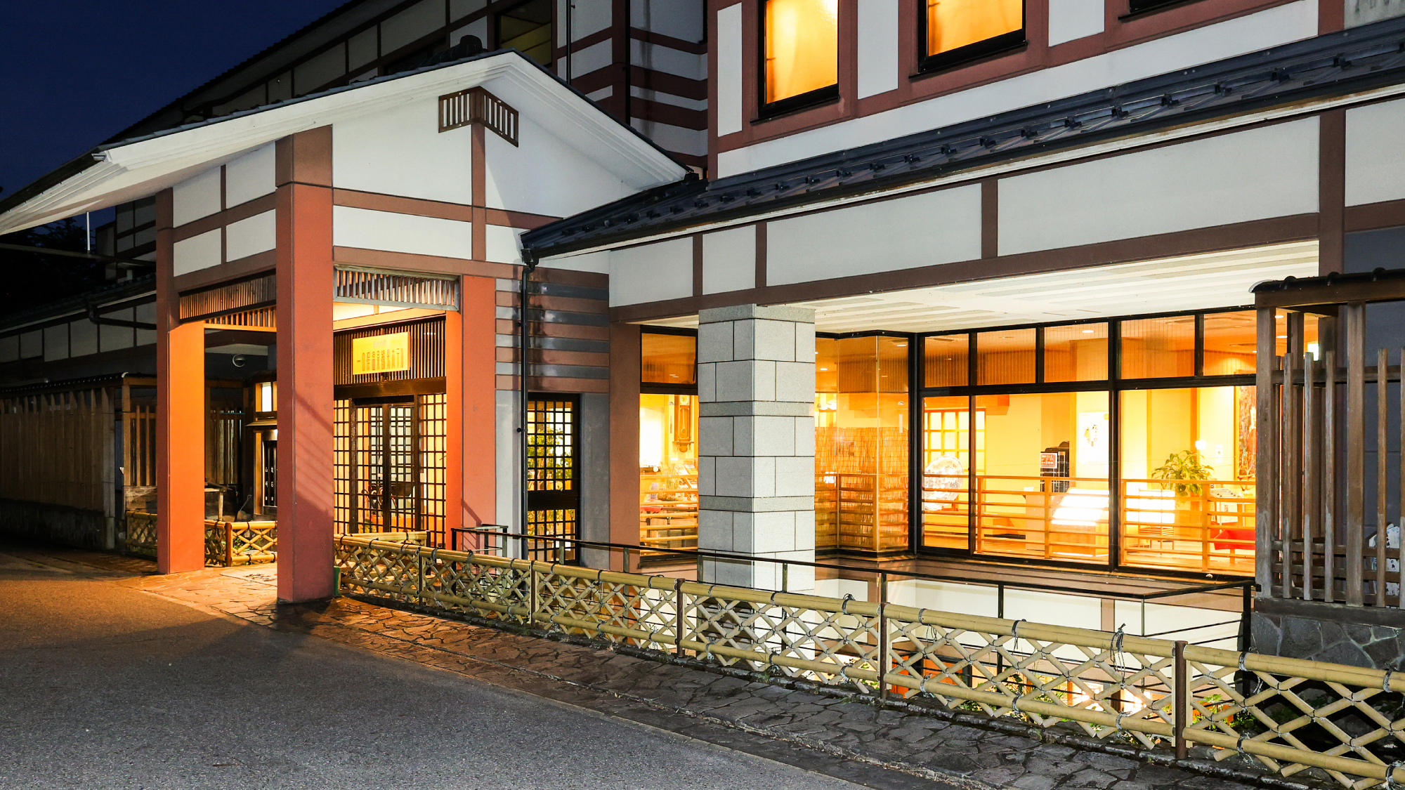 外観｜西日本随一の美肌湯と四季折々の山の幸・海の幸を愉しめる