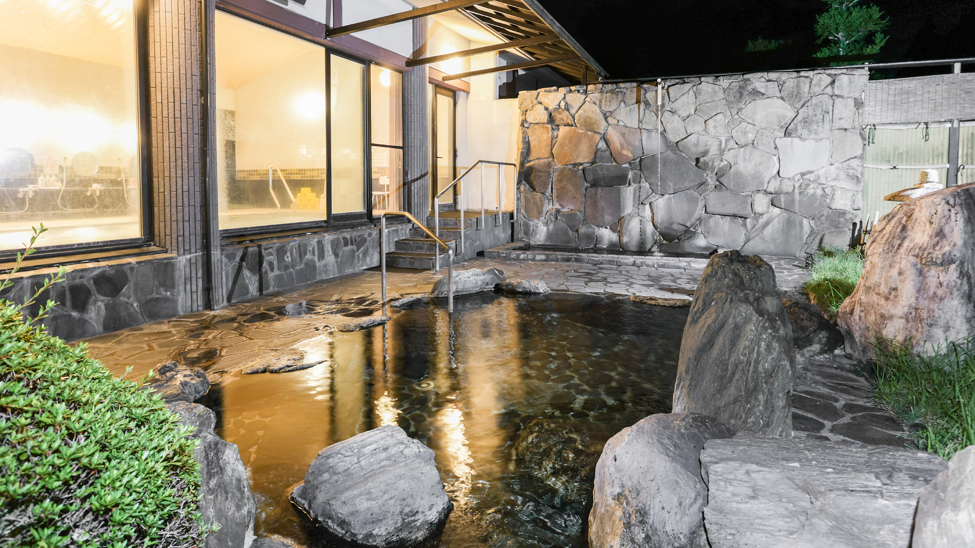 露天風呂｜自然に囲まれた趣きある温泉。