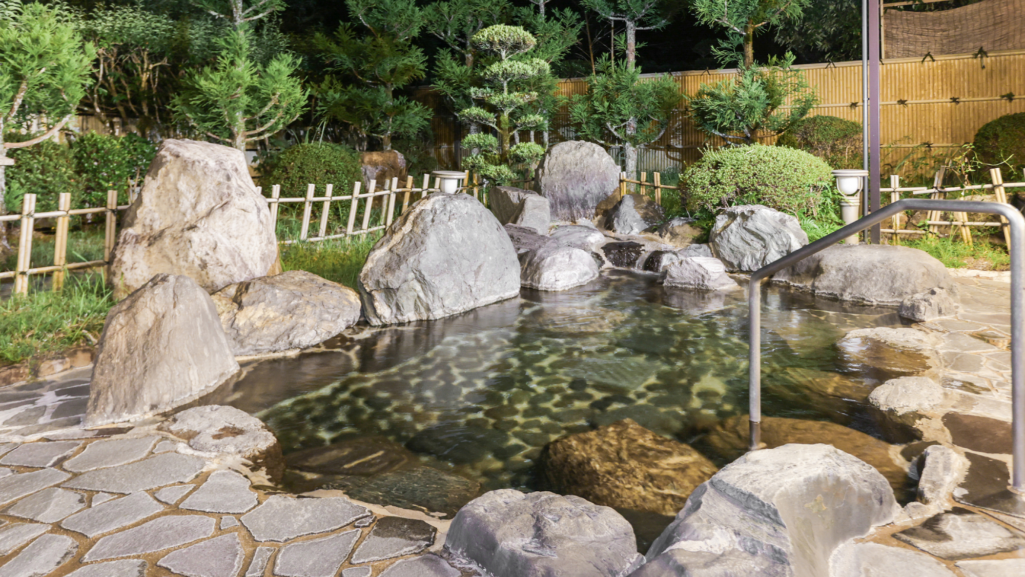 露天風呂｜自然に囲まれた趣きある温泉。