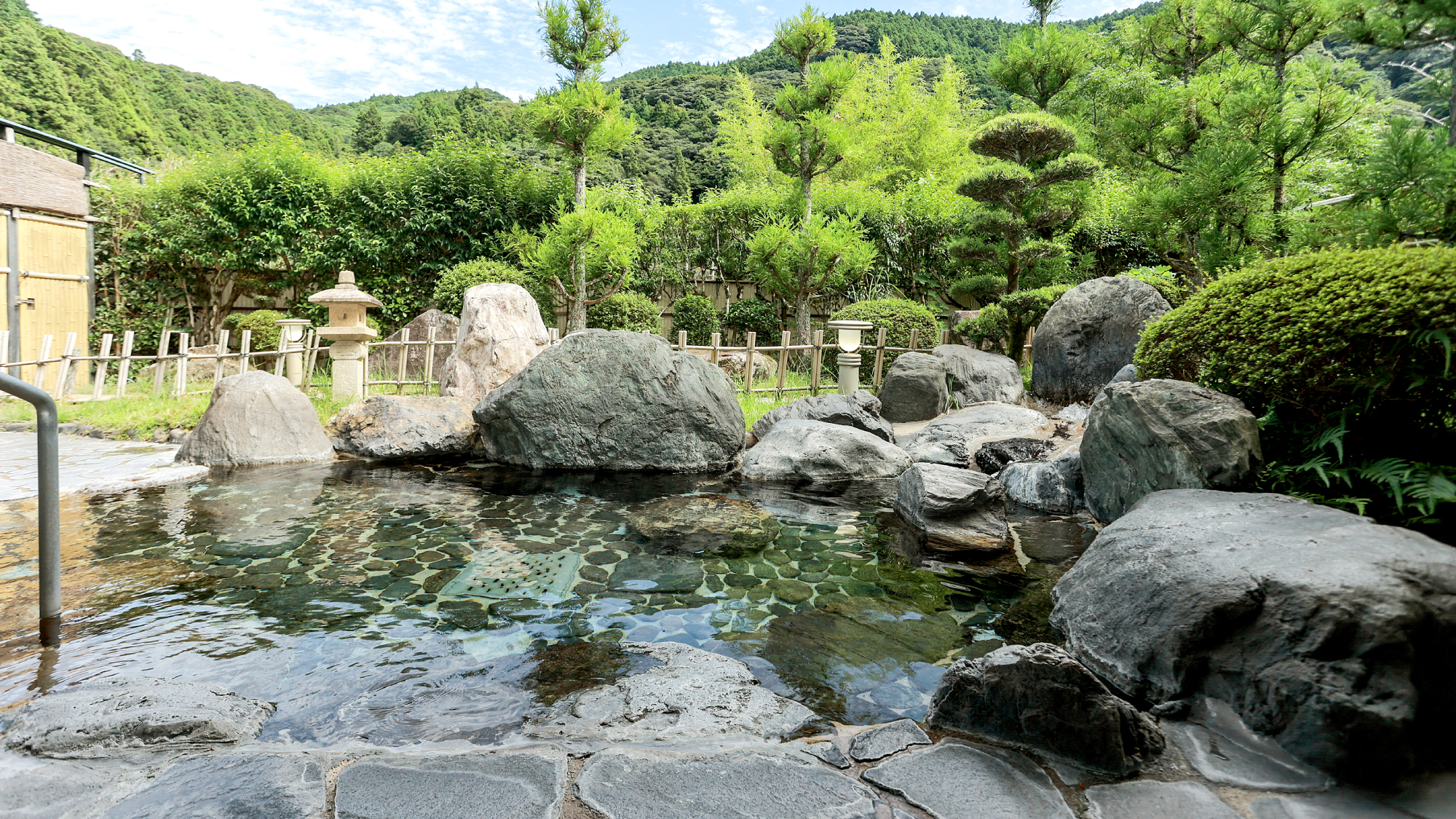 露天風呂｜山々に囲まれた開放的な露天風呂。