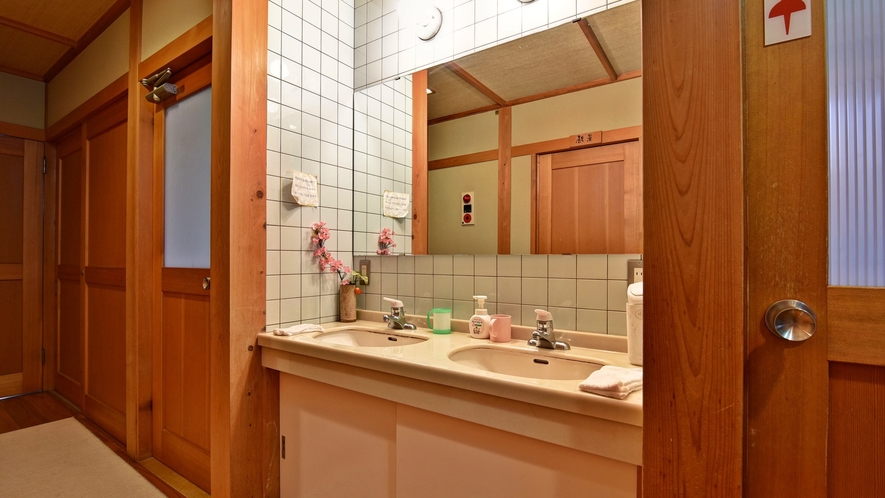 *【館内/共同洗面所】お部屋の広さは当館指定となります。お風呂・トイレ・洗面所は共用でございます。