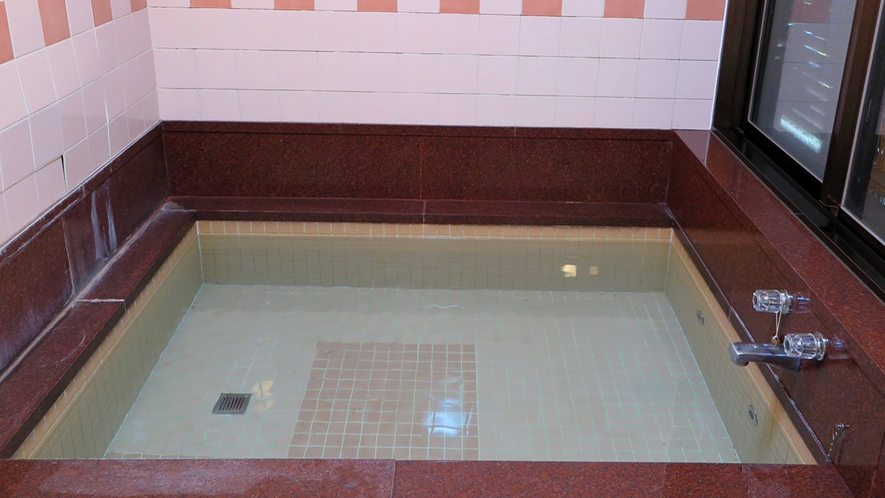 *お風呂（一例）1階に2箇所ございます。こちらのお風呂は3～4名一緒にご入浴可能です。