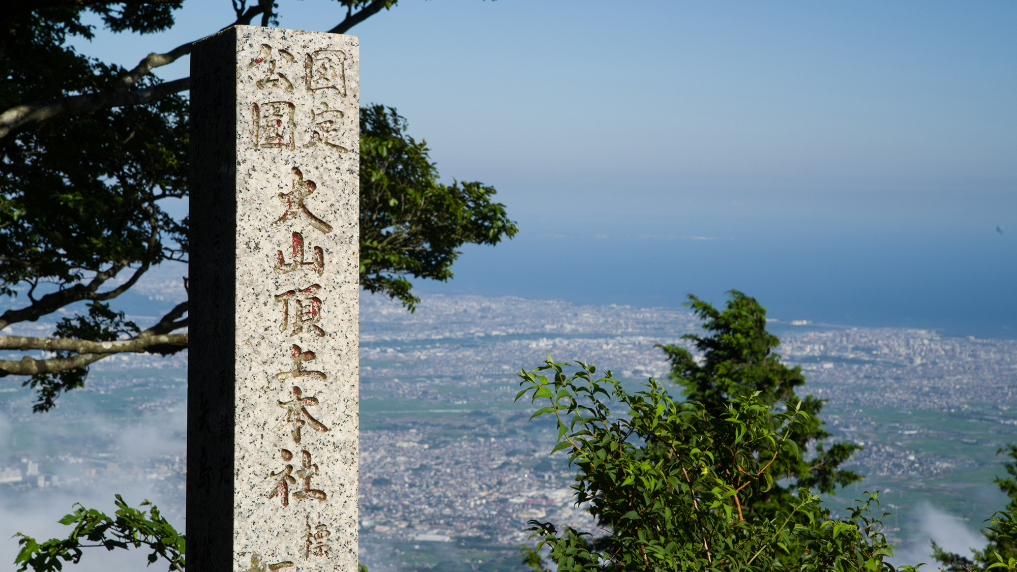  **【大山阿夫利神社】大山詣りなどの伝統文化に加え、コンサートやライトアップなども楽しめます。