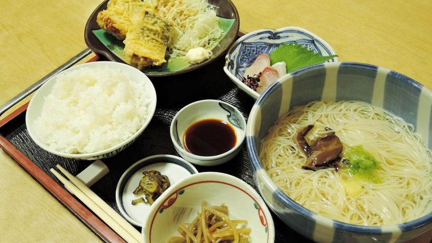 【二食付き】1番人気♪割烹の料理人が作る日替わり定食で満腹満足◎