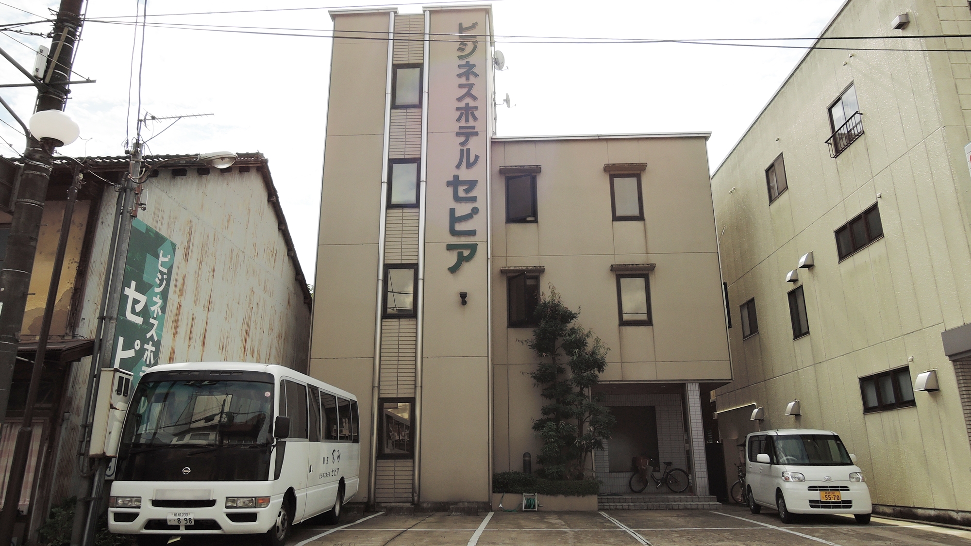 ＊外観と駐車場