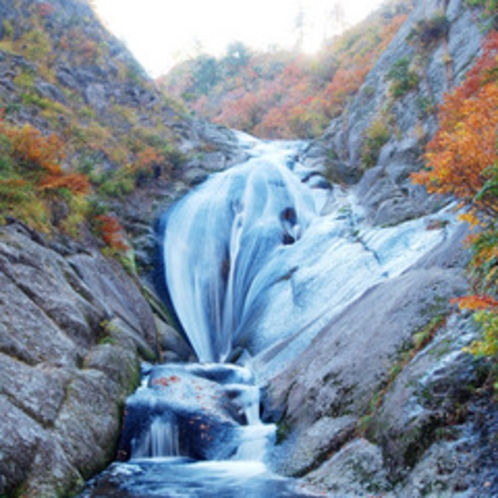*【秋の桃洞の滝】自然の美しさと雄大さを体感できます。