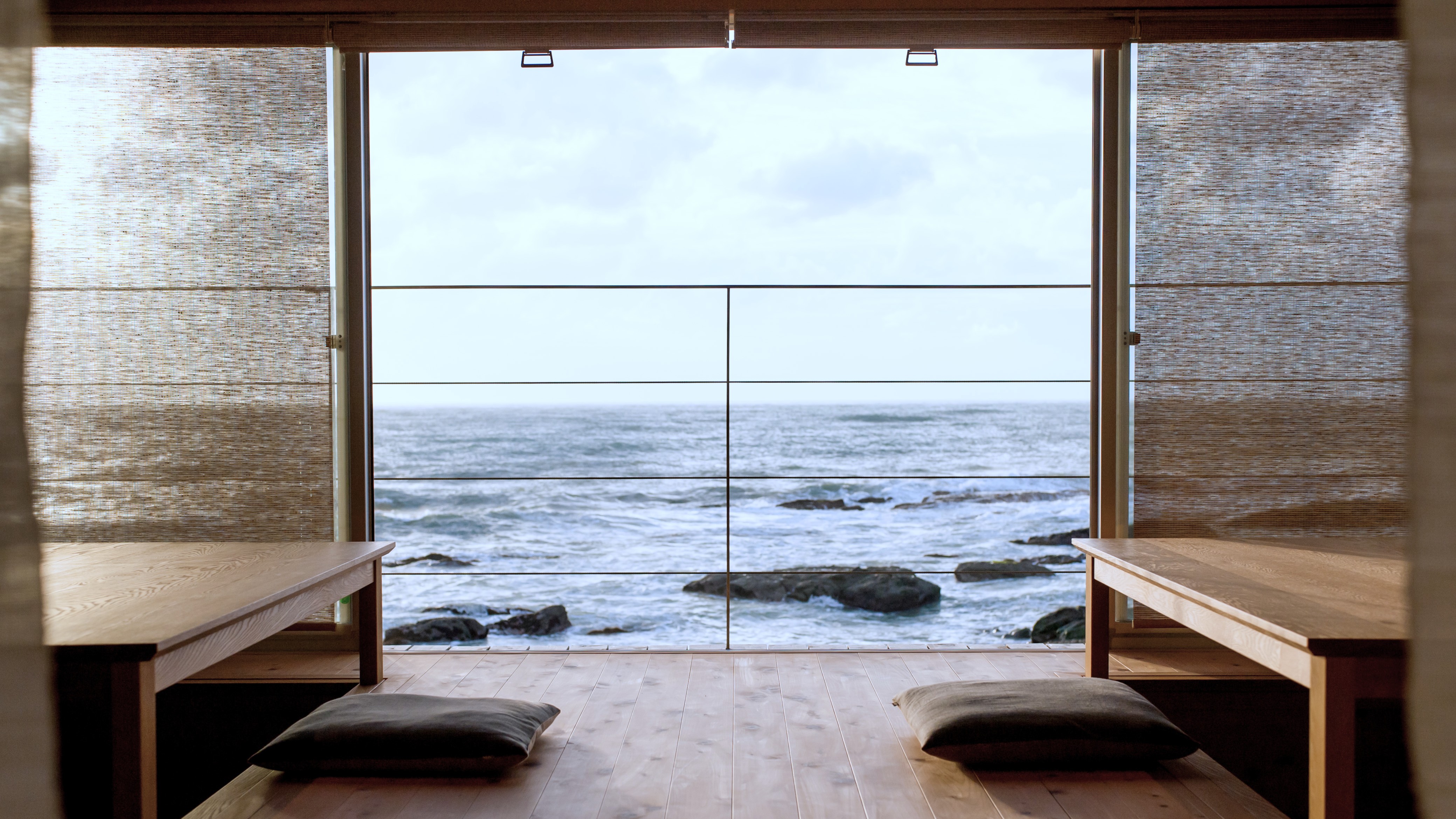 素朴美あふれる波打ち際の食卓をお愉しみください。名勝「大洗」の岩礁を正岡子規は「一目に遠くより見渡せば白き岩と黒き岩とありてさながら碁石の如く変幻の妙筆に尽し難し」と綴り、徳川光圀は「荒磯の岩にくだけて散る月を一つになして返える浪かな」と詠み、その後に滝廉太郎の歌曲「荒磯」の歌詞となりました。また井上靖の短編「大洗の月」では観月の名所として大洗海岸が描かれています。 幽玄な満月の夜は月明かりの下で特別な晩ご飯を。春と秋の季節は優しい潮風の食卓を。冬は水平線から昇る朝日を浴びながら朝ご飯をどうぞ。