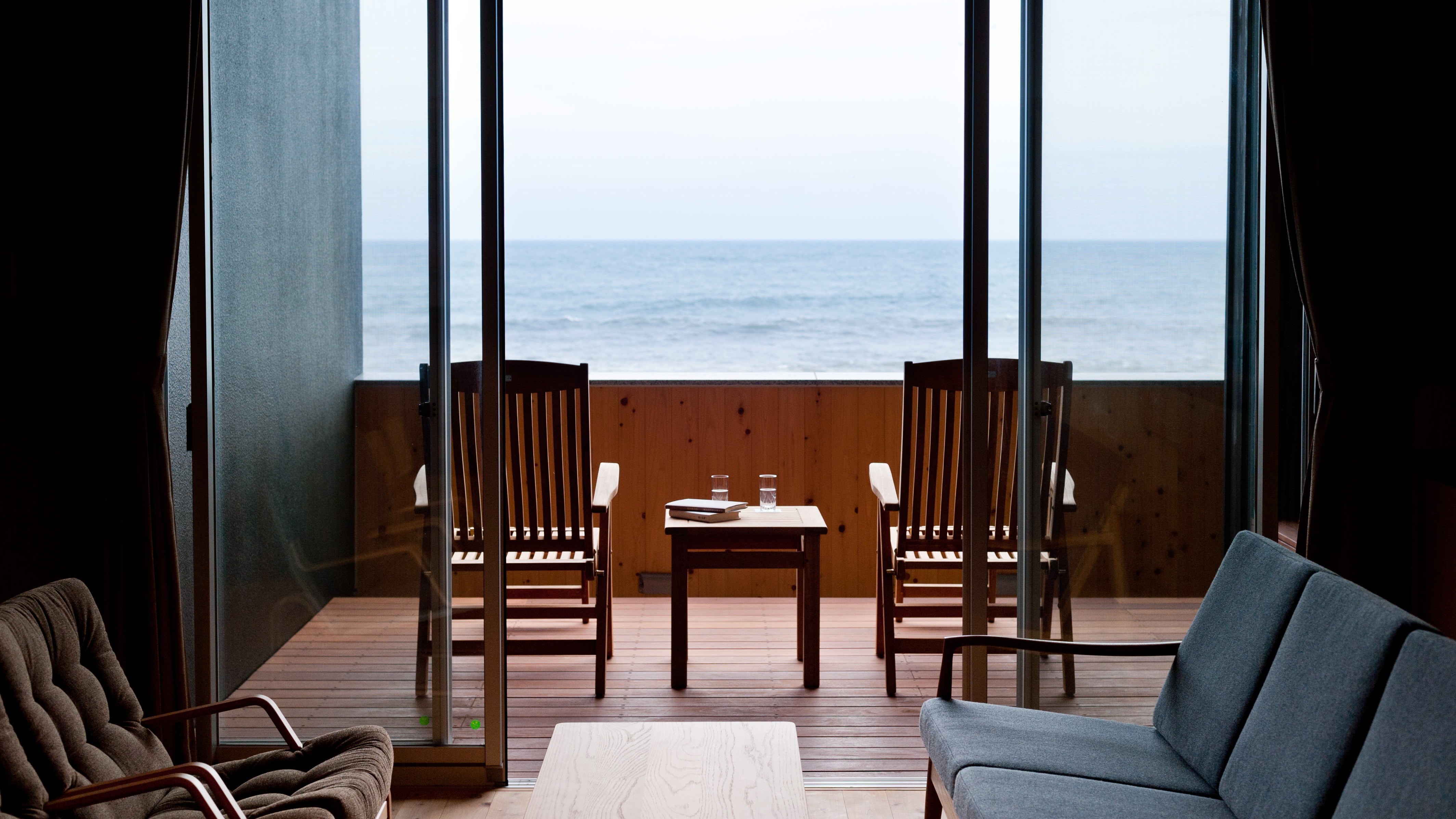 海環境と自然素材が広々と心地よい別荘風のスイート。半露天檜風呂とテラス付き（いちばん広いお部屋です）邸内でいちばん広いスイートタイプの部屋。リビングルームに集うアットホームな居心地をレイアウト。ご家族、グループなど、様々なご利用のシーンに対応いたします。※半露天檜風呂浴室について・掃き出し窓で開閉出来ますので、冬でも快適にご利用頂けます。・大洗山の湧水（大洗磯前神社の御神水水源）を沸かした新湯を自動湯止め水栓でご利用頂けます。