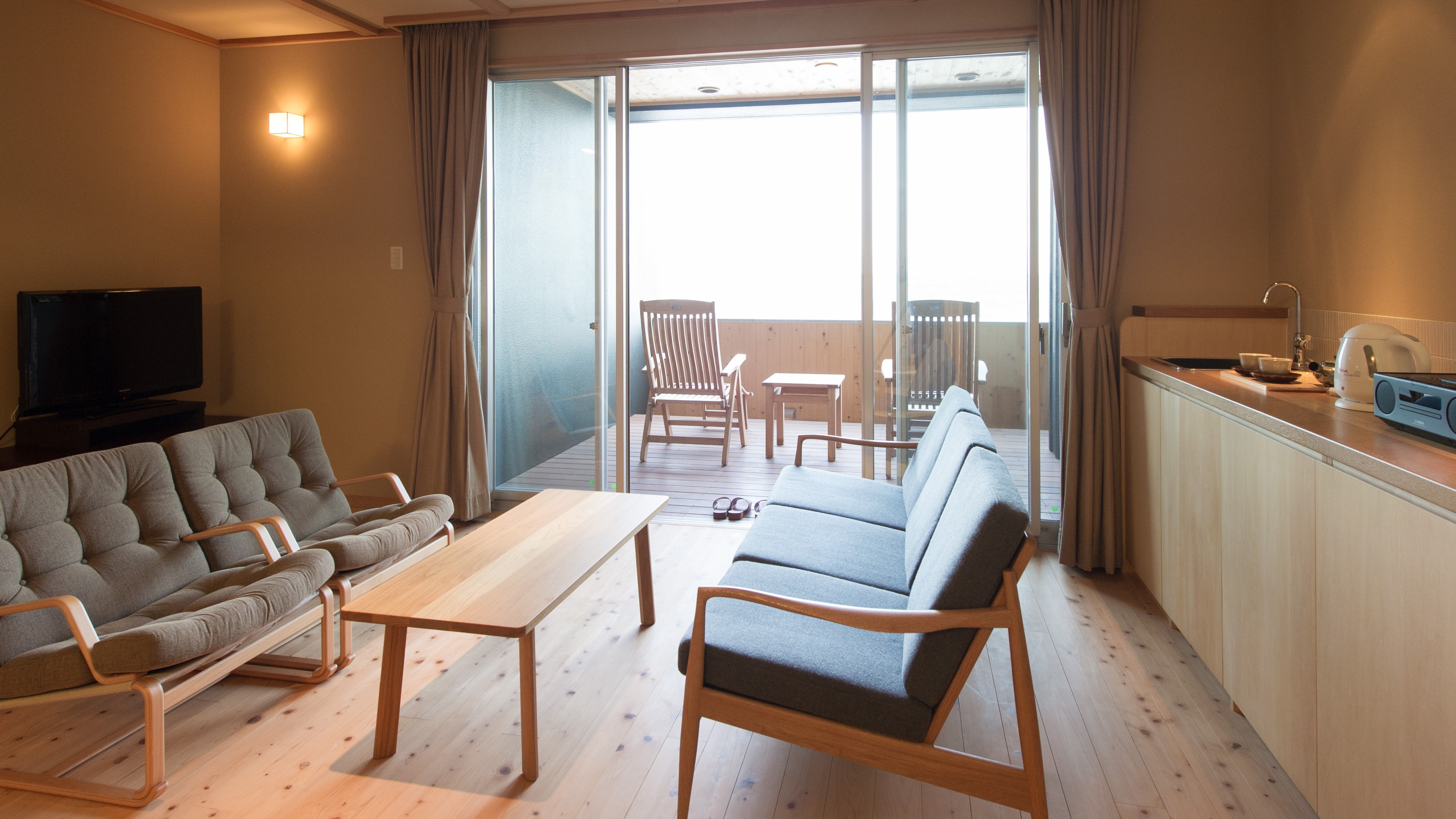 海環境と自然素材が広々と心地よい別荘風のスイート。半露天檜風呂とテラス付き（いちばん広いお部屋です）邸内でいちばん広いスイートタイプの部屋。リビングルームに集うアットホームな居心地をレイアウト。ご家族、グループなど、様々なご利用のシーンに対応いたします。※半露天檜風呂浴室について・掃き出し窓で開閉出来ますので、冬でも快適にご利用頂けます。・大洗山の湧水（大洗磯前神社の御神水水源）を沸かした新湯を自動湯止め水栓でご利用頂けます。