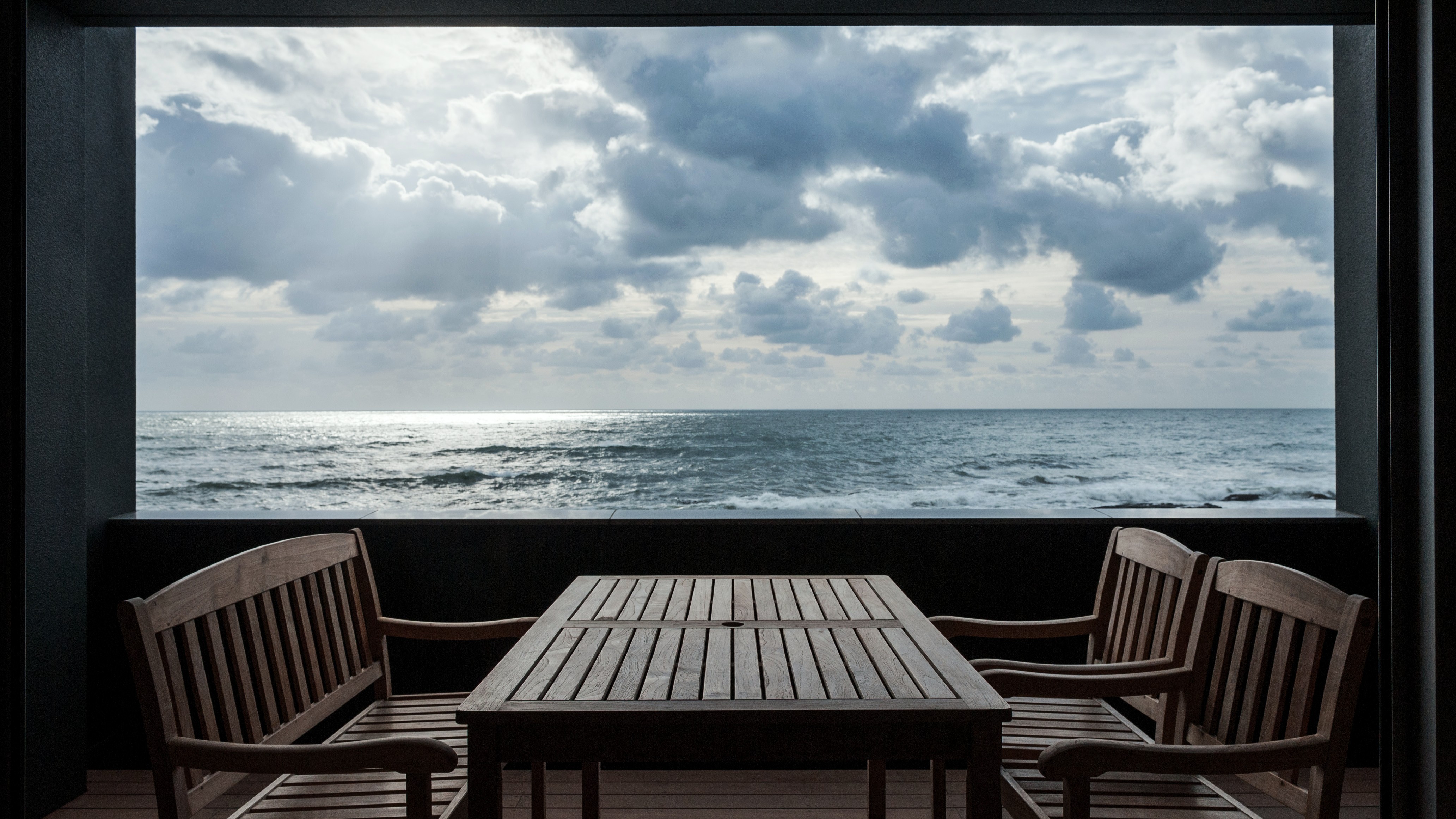 絶景テラス付き。海環境を豊かに感じる2間づくりの和室（内風呂無し）（民家風デザイン） 洞窟のように景色を切り取ったテラスから、天地左右に海と空が大きく広がります。温かみのあるリビングも心地よい、当邸を象徴する部屋です。 ※お部屋に内風呂はございません（時間ごとに入れ替えのある2タイプの大浴場をお愉しみ頂けます。）