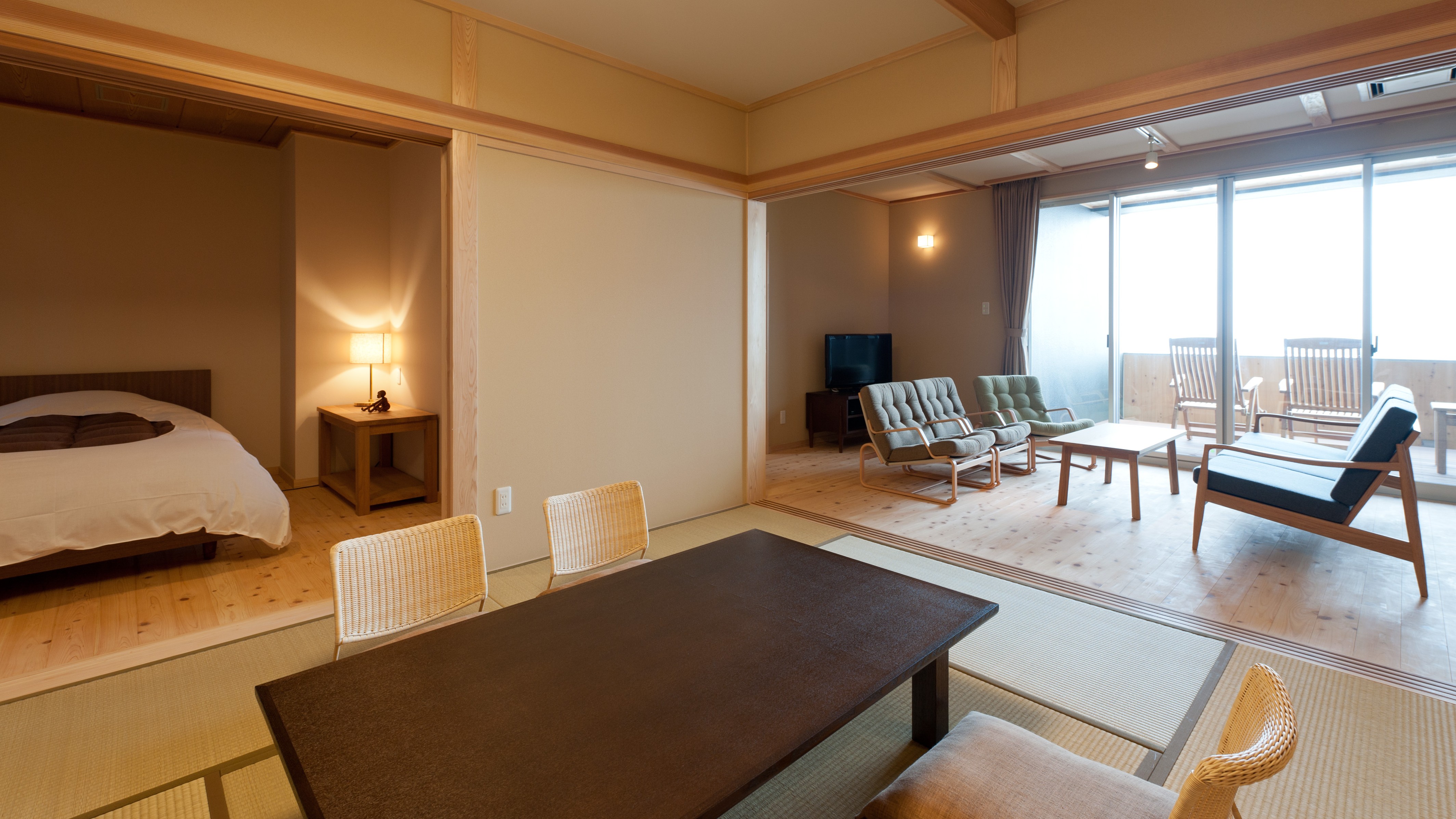 海環境と自然素材が広々と心地よい別荘風のスイート。半露天檜風呂とテラス付き（いちばん広いお部屋です）邸内でいちばん広いスイートタイプの部屋。リビングルームに集うアットホームな居心地をレイアウト。ご家族、グループなど、様々なご利用のシーンに対応いたします。※半露天檜風呂浴室について・掃き出し窓で開閉出来ますので、冬でも快適にご利用頂けます。・大洗山の湧水（大洗磯前神社の御神水水源）を沸かした新湯を自動湯止め水栓でご利用頂けます。