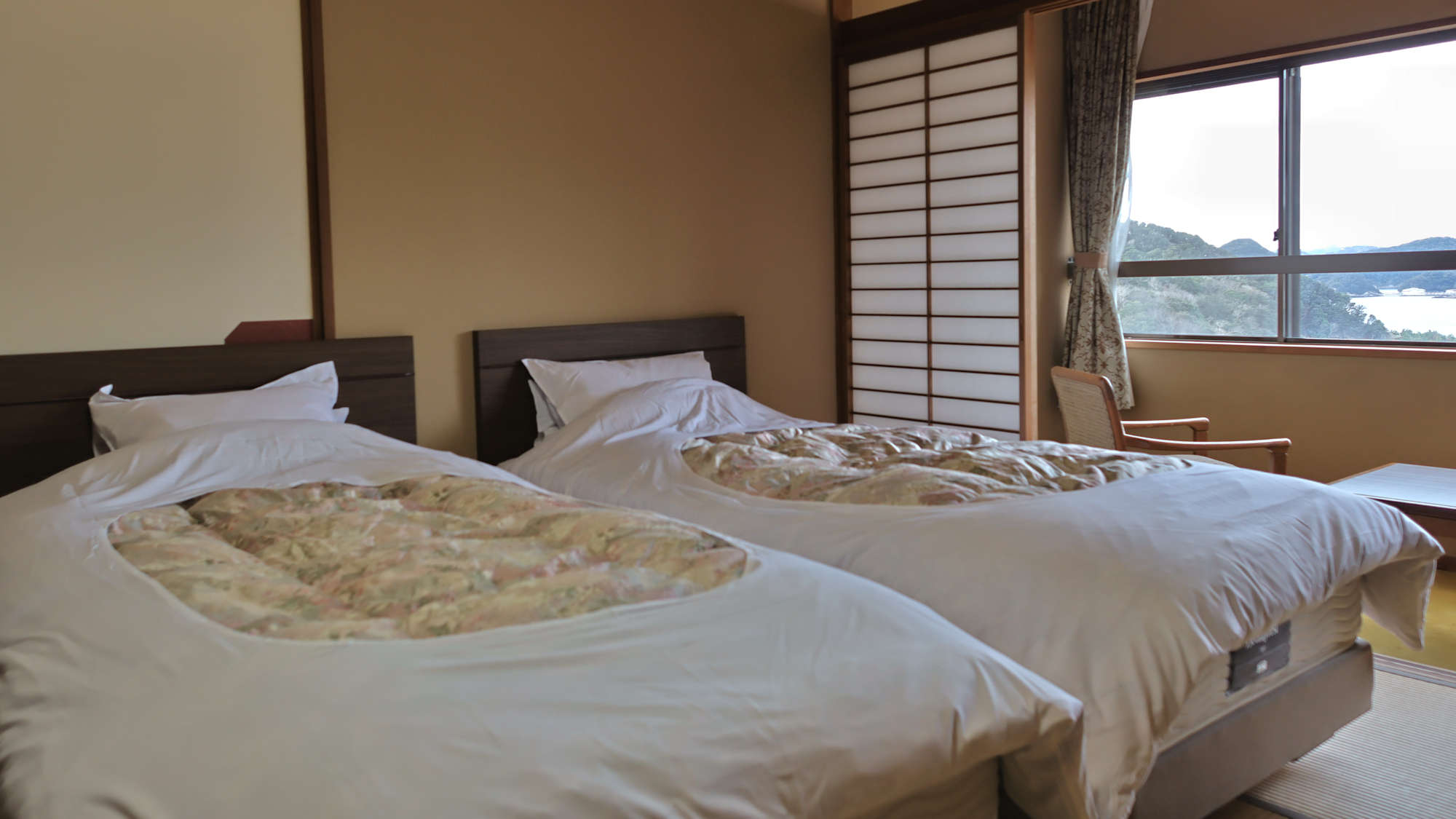 シモンズのシングルベッド２台配置