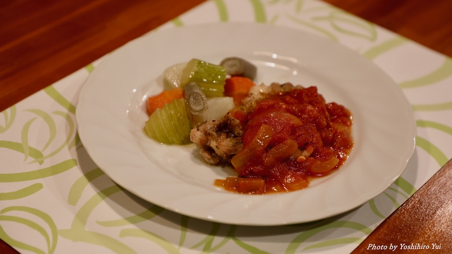 ある日の夕食：チキンのハーブ焼き 根野菜のコンフィー添え