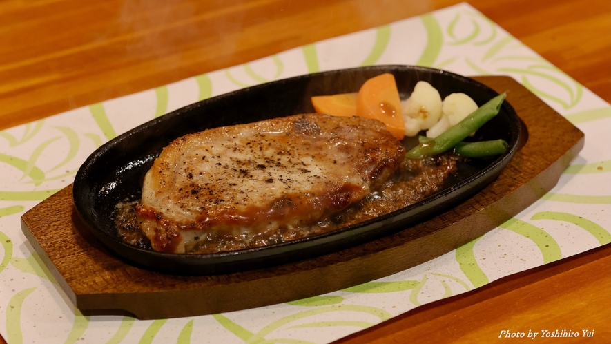 ある日の夕食：やまがた雪豚のロースステーキ