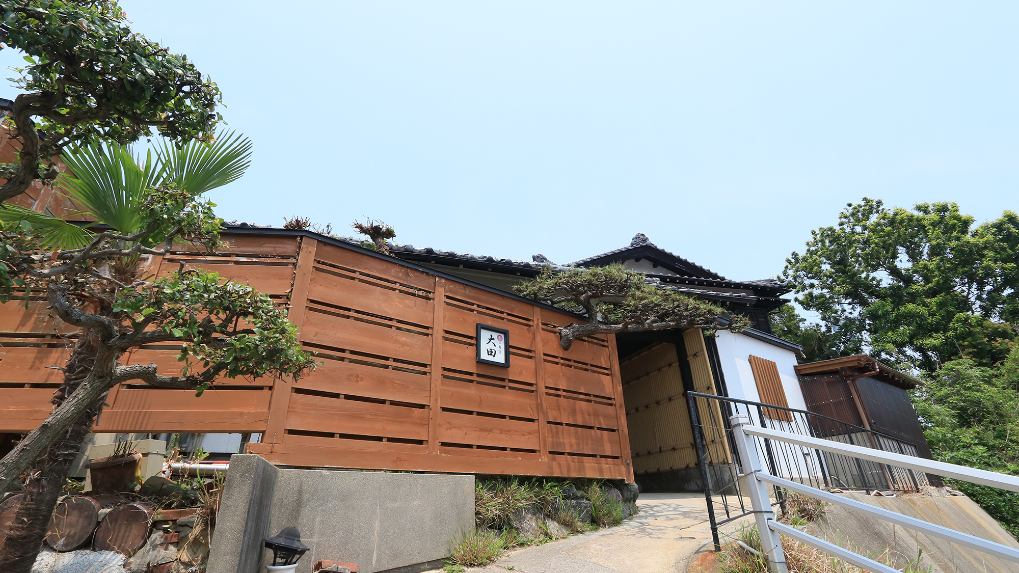 ゆっくりと旅の風情に酔いしれ、静かな雰囲気にそっと身を委ねて頂き、心のこもったおもてなしを致します