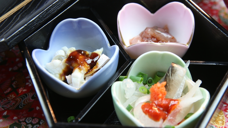 ふぐ三点盛り◆ふぐの湯引きの皮はゼラチン質でコラーゲンたっぷりです。美肌効果抜群！