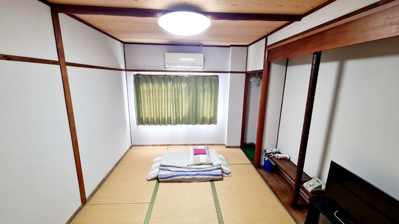 和室◆2階  206号室（1-3名様用) お風呂共同 トイレ付 