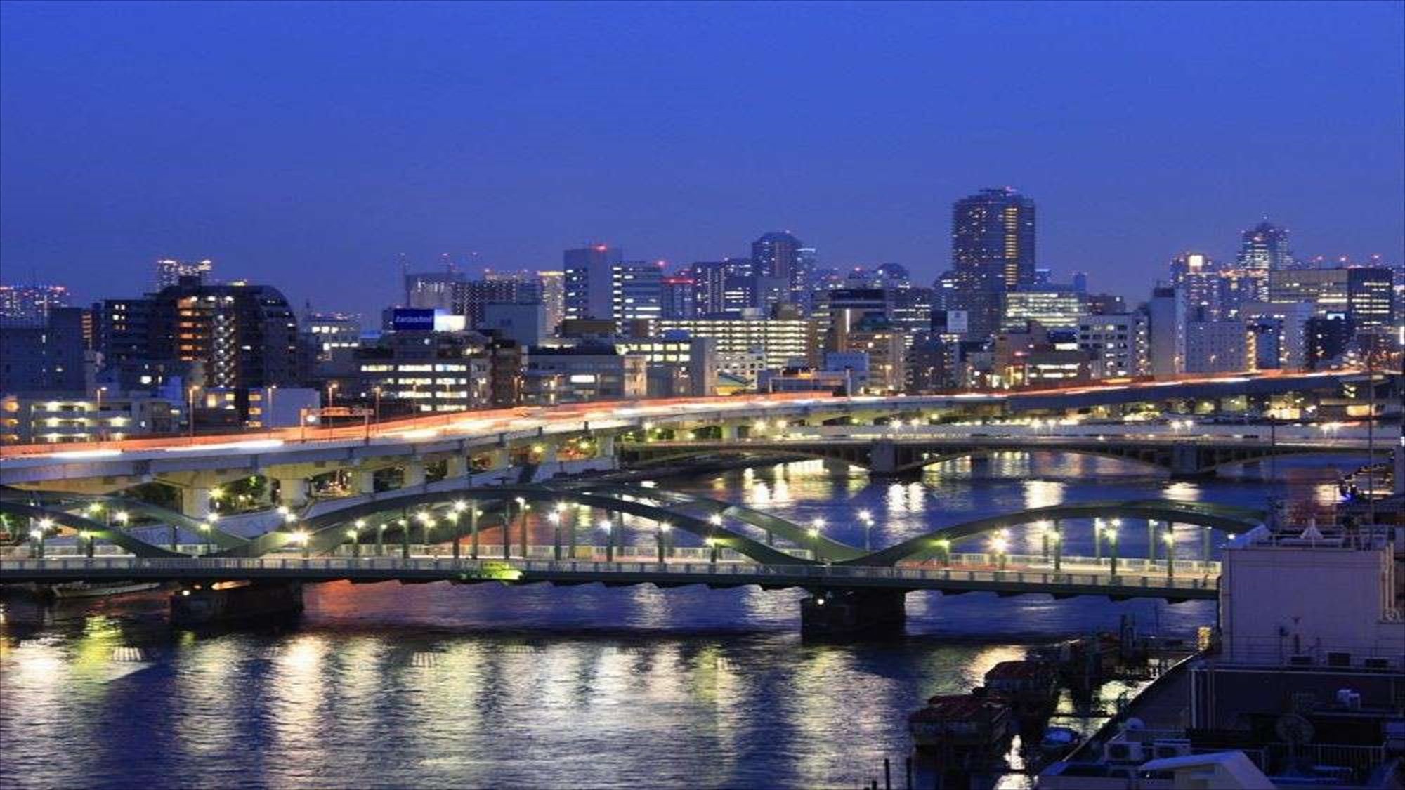 高層ビルや首都高の明かりで美しい夜景を望めます！